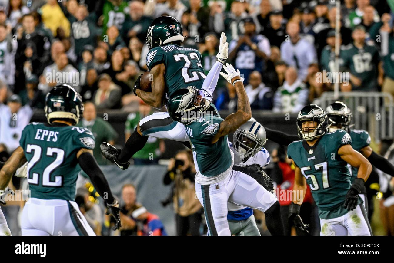 16 octobre 2022, Philadelphie, PA, États-Unis : 16 octobre 2022 : la sécurité des Eagles de Philadelphie C. J. Gardner-Johnson (23 ans) s'empare d'une interception lors du match de football NFL entre les Cowboys de Dallas et les Eagles de Philadelphie au Lincoln Financial Field à Philadelphie, en Pennsylvanie. Scott Serio/Cal Sport Media (crédit image : © Scott Serio/CSM via ZUMA Press Wire) Banque D'Images