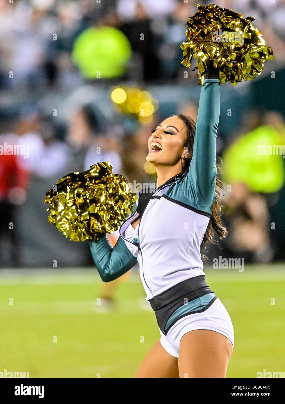 16 octobre 2022, Philadelphie, PA, États-Unis : 16 octobre 2022 : un meneur de pom-pom-pom de Philadelphie pour exciter la foule lors du match de football NFL entre les Cowboys de Dallas et les Eagles de Philadelphie au Lincoln Financial Field à Philadelphie, en Pennsylvanie. Scott Serio/Cal Sport Media (crédit image : © Scott Serio/CSM via ZUMA Press Wire) Banque D'Images