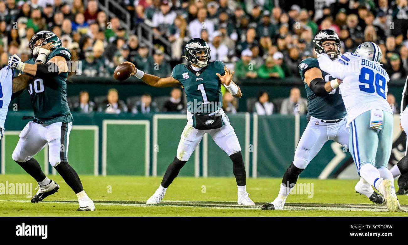 16 octobre 2022, Philadelphie, PA, États-Unis : 16 octobre 2022 : Jalen Hurts, le quarterback des Philadelphia Eagles (1), lance une passe lors du match de football NFL entre les Cowboys de Dallas et les Eagles de Philadelphie au Lincoln Financial Field à Philadelphie, en Pennsylvanie. Scott Serio/Cal Sport Media (crédit image : © Scott Serio/CSM via ZUMA Press Wire) Banque D'Images