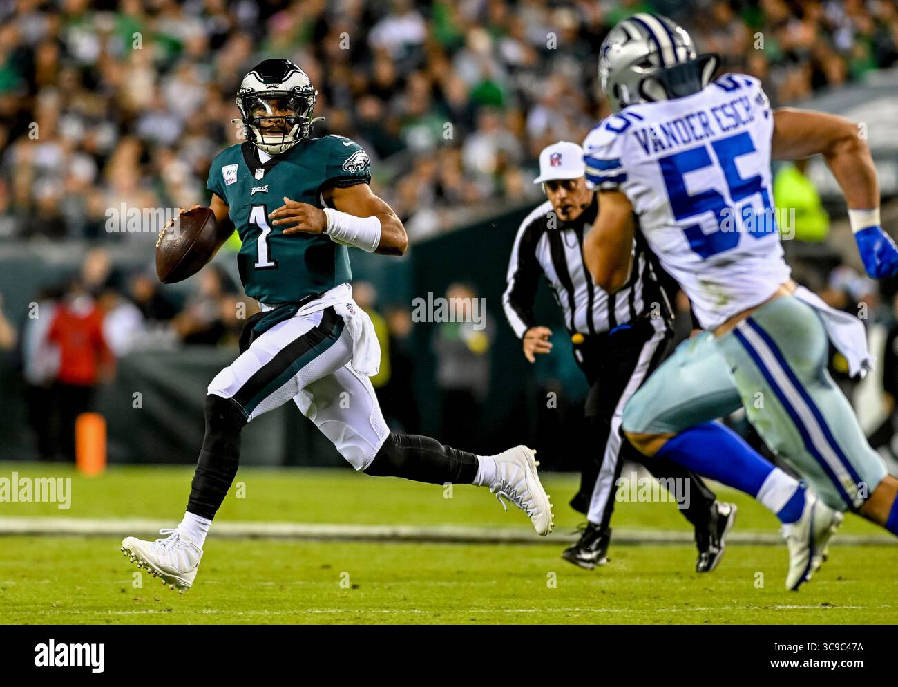 16 octobre 2022, Philadelphie, PA, États-Unis : 16 octobre 2022 : Jalen Hurts, le quarterback des Philadelphia Eagles (1), se bat sous pression lors du match de football NFL entre les Cowboys de Dallas et les Eagles de Philadelphie au Lincoln Financial Field à Philadelphie, en Pennsylvanie. Scott Serio/Cal Sport Media (crédit image : © Scott Serio/CSM via ZUMA Press Wire) Banque D'Images