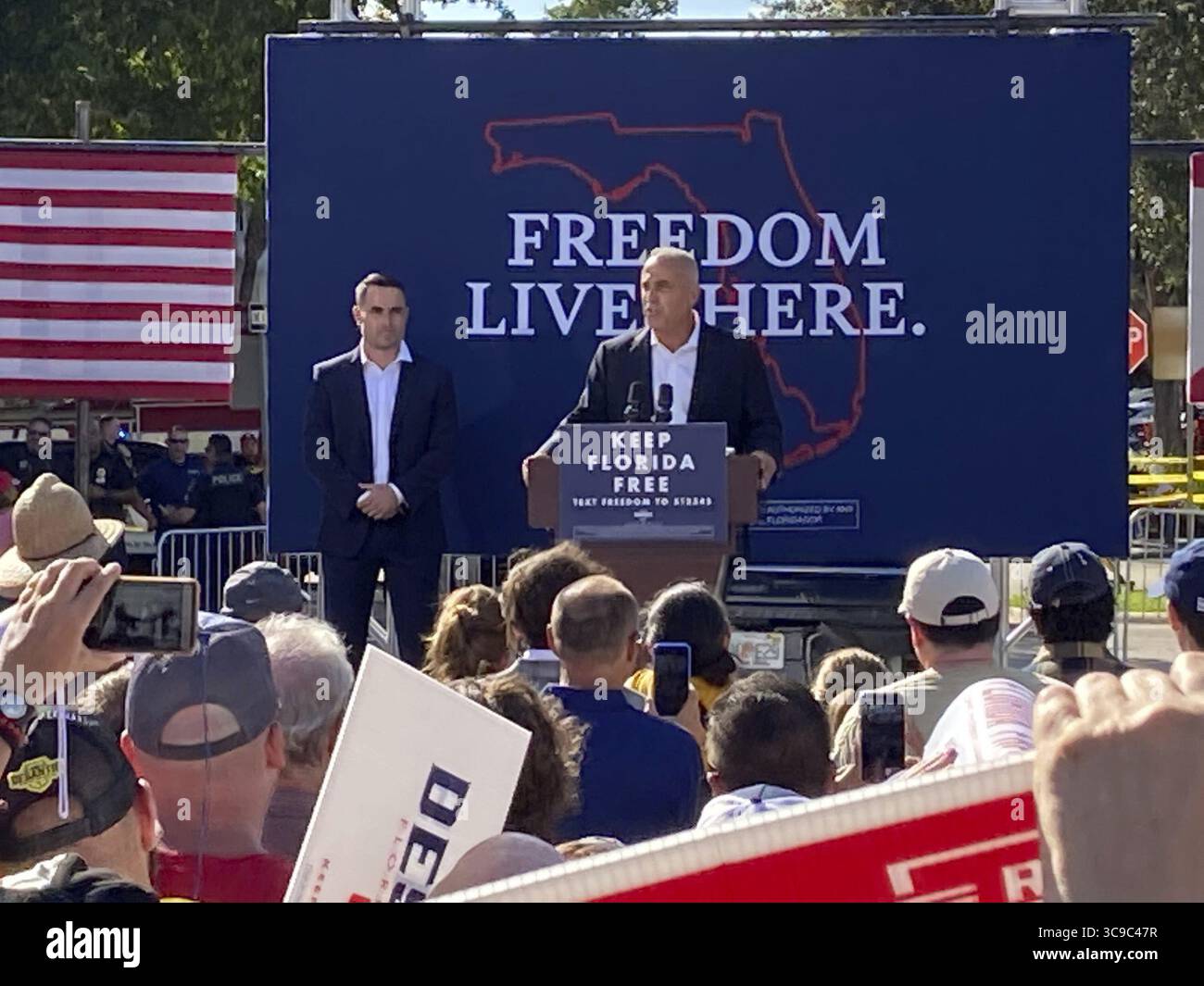 16 octobre 2022 : Andrew Pollack, dont la fille Meadow a été tuée dans le massacre du lycée Marjory Stoneman Douglas, au pupitre parlant au nom du gouverneur de Floride Ron DeSantis lors d'un rassemblement de campagne à Coral Springs, Floride, le dimanche 16 octobre 2022. Hunter Pollack, à gauche, qui était le frère de Meadow, a également pris la parole lors de l'événement. (Crédit image : © Anthony Man/South Florida Sun Sentinel via ZUMA Press Wire) Banque D'Images