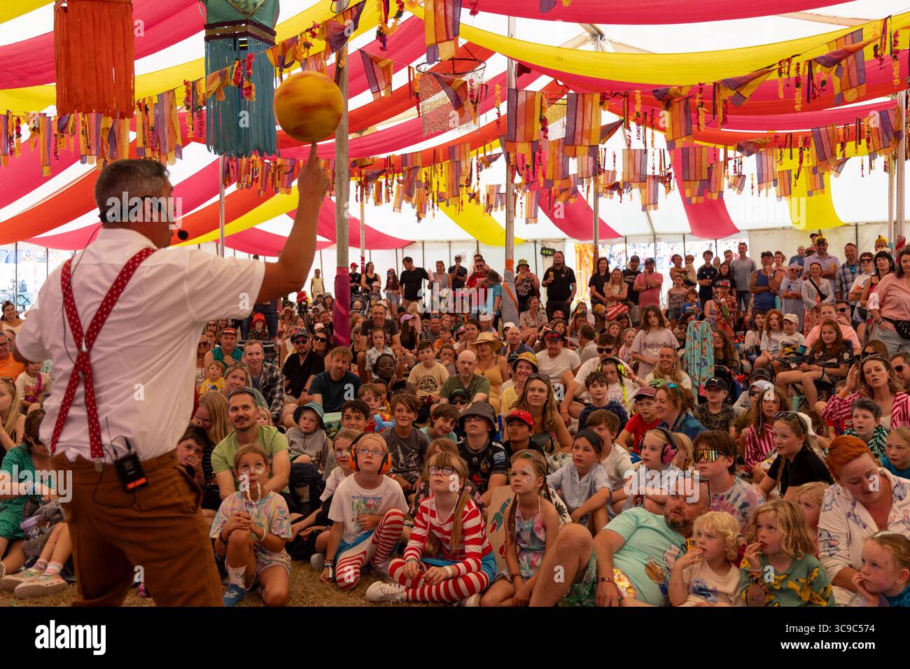 Château de Lulworth, Dorset, Royaume-Uni. 2 août 2025. Dan the Hat divertit une foule d'enfants avec ses incroyables compétences de jonglage. Crédit : Julian Kemp/Alamy Banque D'Images