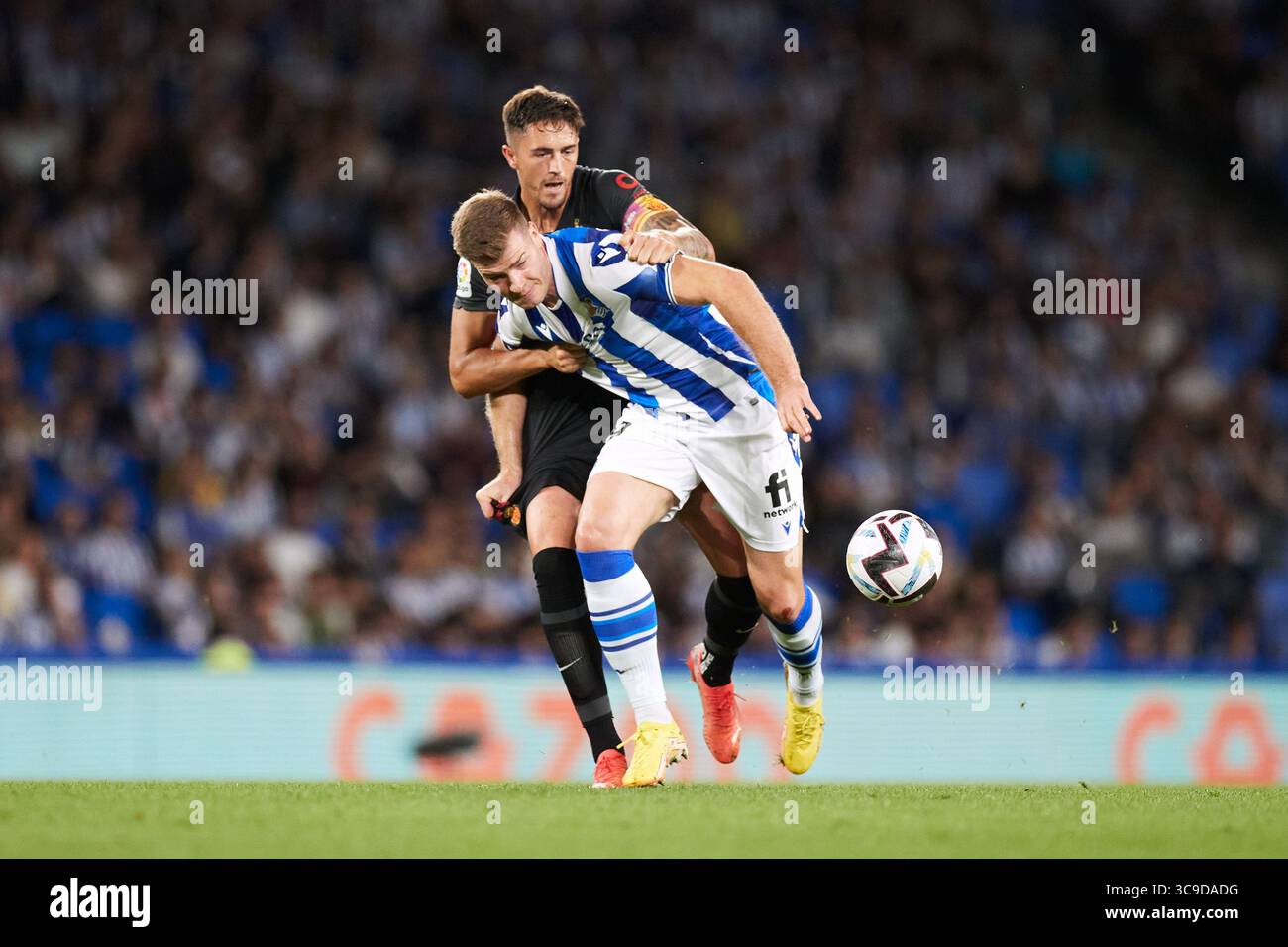 19 octobre 2022, SAN SEBASTIAN, GUIPUZCOA, ESPAGNE : Alexander Sorloth de la Real Sociedad concourt pour le ballon avec Antonio Raillo du RCD Mallorca lors du match de la Liga Santander entre la Real Sociedad et le RCD Mallorca à Reale Arena le 19 octobre 2022, à San Sebastian, Espagne. (Crédit image : © Ricardo Larreina/AFP7 via ZUMA Press Wire) Banque D'Images
