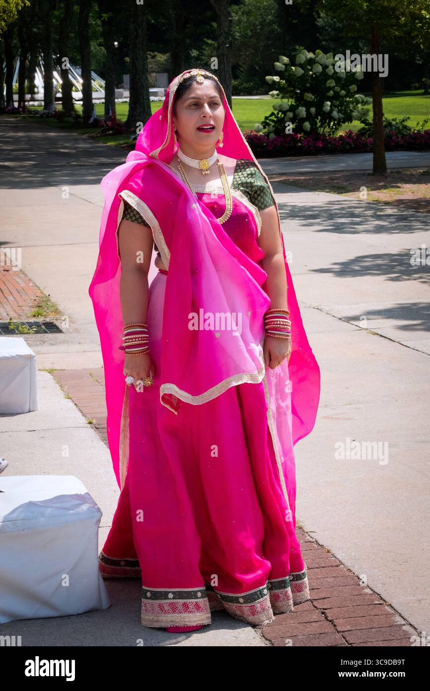 Une femme hindoue chante avec l'hymne national indien Jana Gana Mana au festival Heritage of India à Kensico Dam Plaza à Vahalla, New Yrk. Banque D'Images