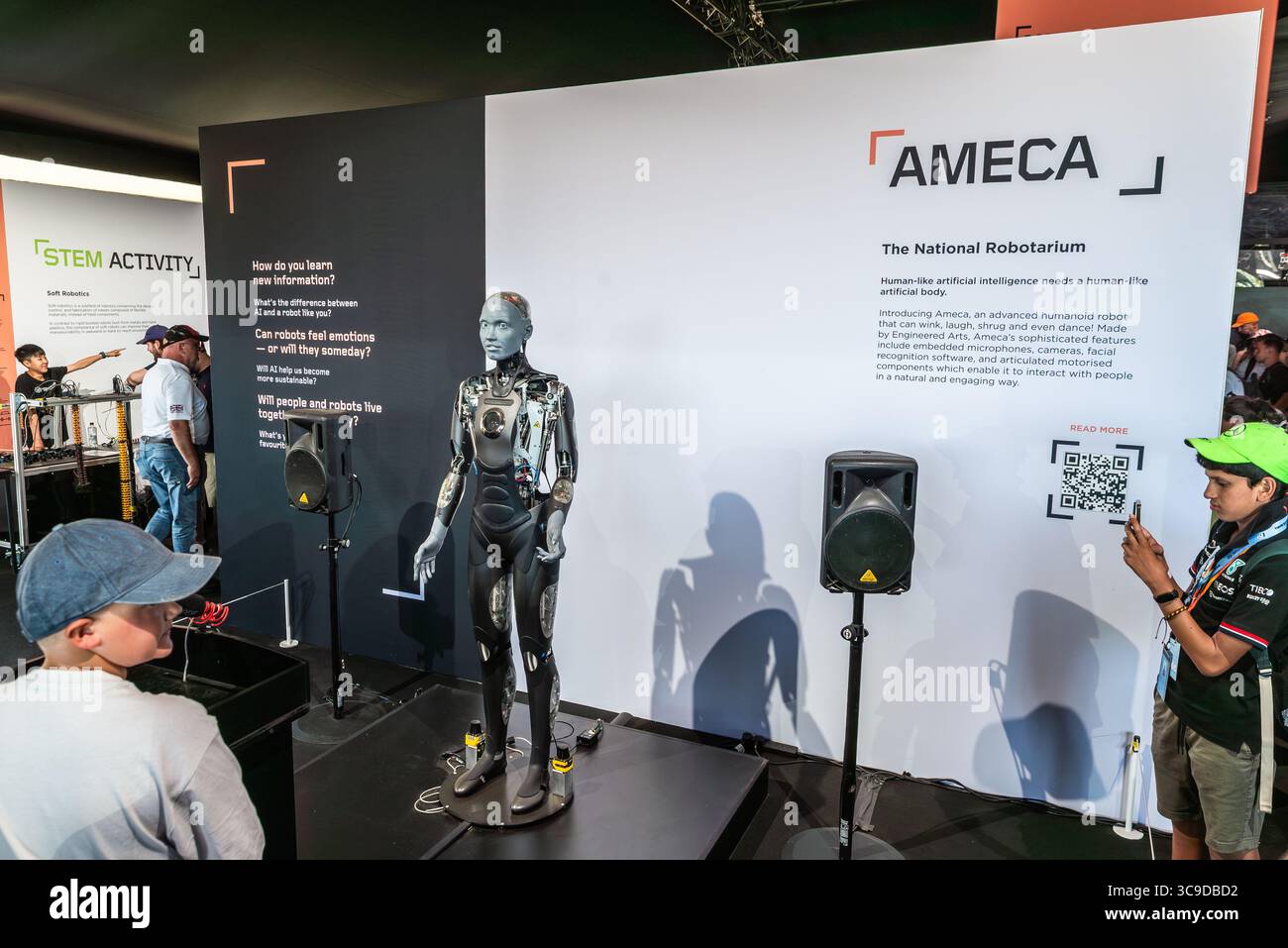 Ameca, humanoïde robotique créé en 2021 par Engineered Arts, a été présenté en action au Goodwood Festival of Speed 2025. Représentation en public Banque D'Images