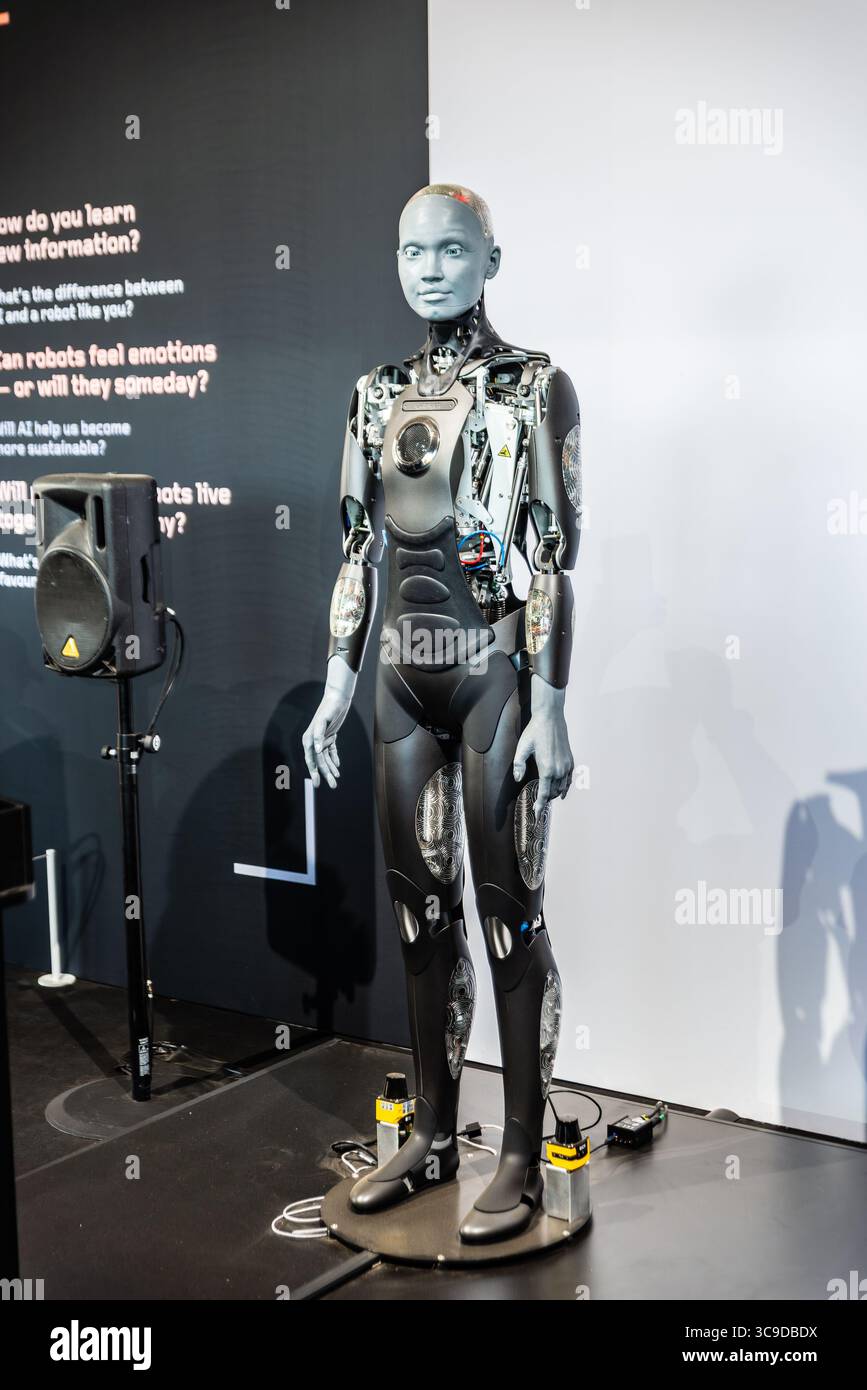 Ameca, humanoïde robotique créé en 2021 par Engineered Arts, a été présenté en action au Goodwood Festival of Speed 2025. Représentation en public Banque D'Images