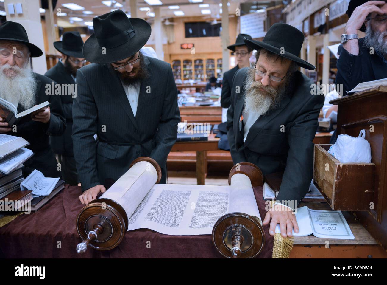 Une lecture de Torah sur Tisha B'AV matin où un tallis n'est ni usé. Dans une synagogue de Crown Heights, Brooklyn, New York. Banque D'Images