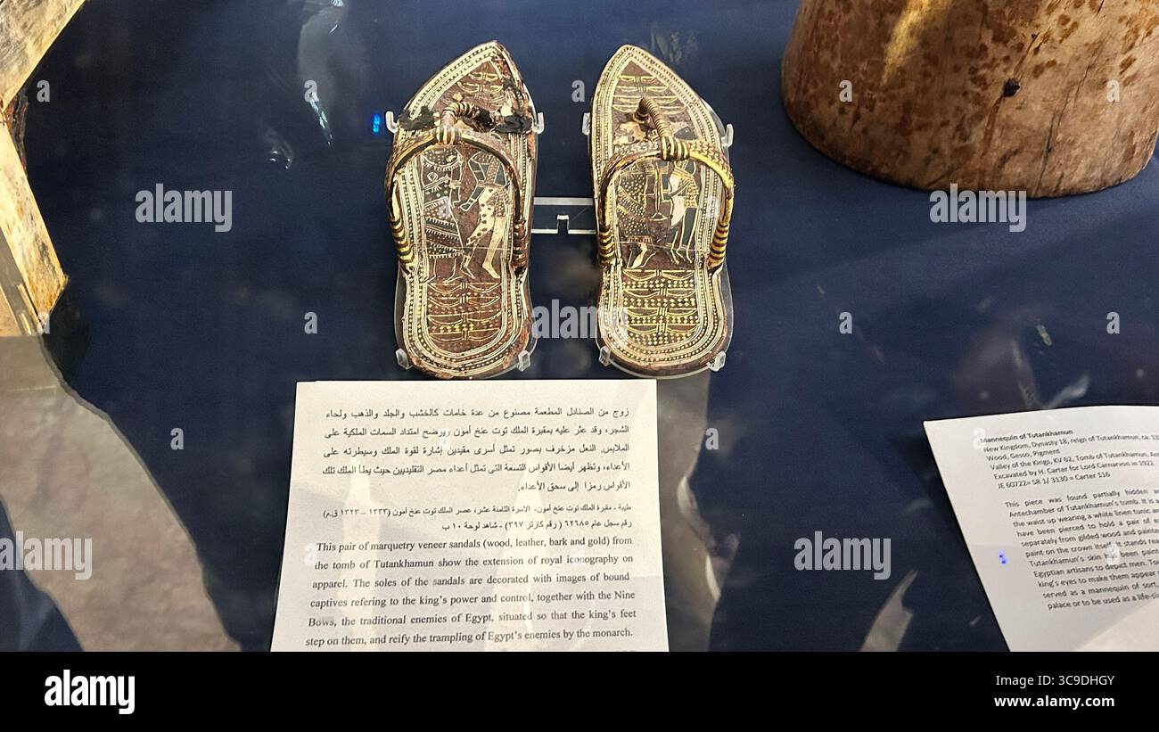 Paire de sandales en placage de marqueterie finement travaillées de la tombe de Toutankhamon, symbolisant le luxe royal, maintenant exposée au Musée égyptien du Caire. Banque D'Images