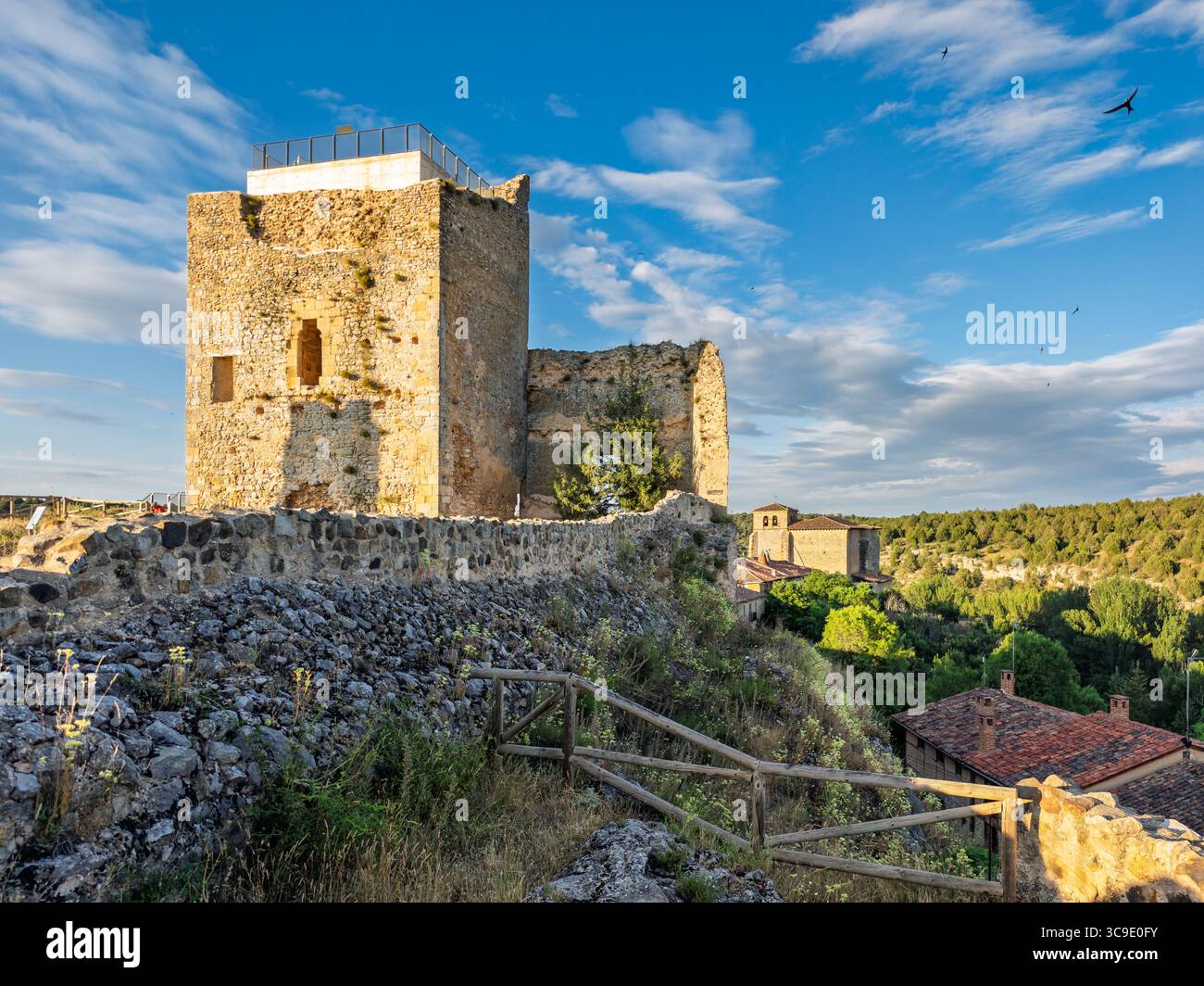 Découvrez le château médiéval de Calatañazor et l'église voisine du village, tous deux riches en histoire et en beauté. Banque D'Images