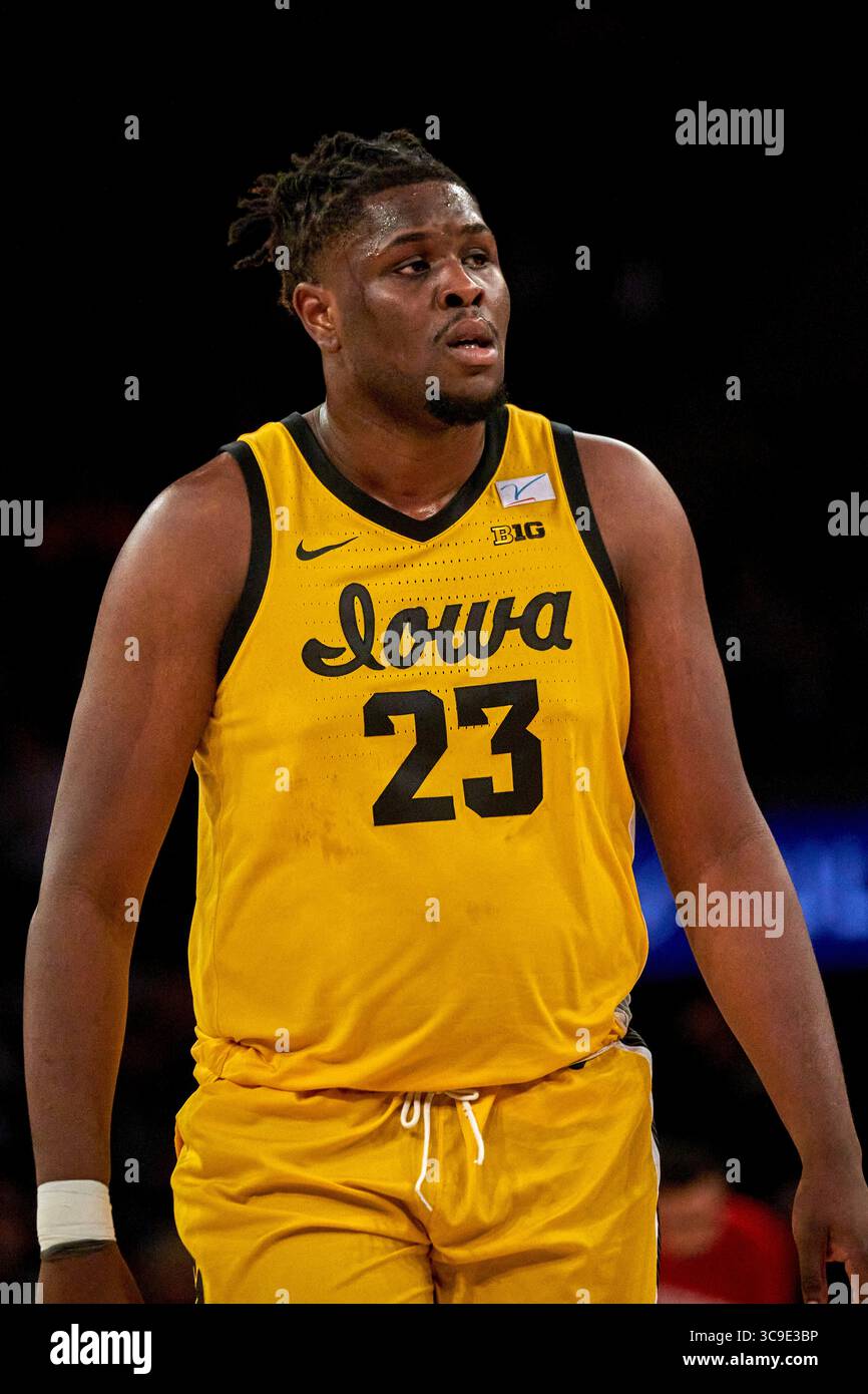 L'attaquant des Hawkeyes de l'Iowa Josh Ogundele (23 ans) lors du match Jimmy V Classic contre Duke au Madison Square Garden à New York le mardi 6 décembre 2022. Duncan Williams/CSM (crédit image : © Duncan Williams/CSM via ZUMA Press Wire) Banque D'Images