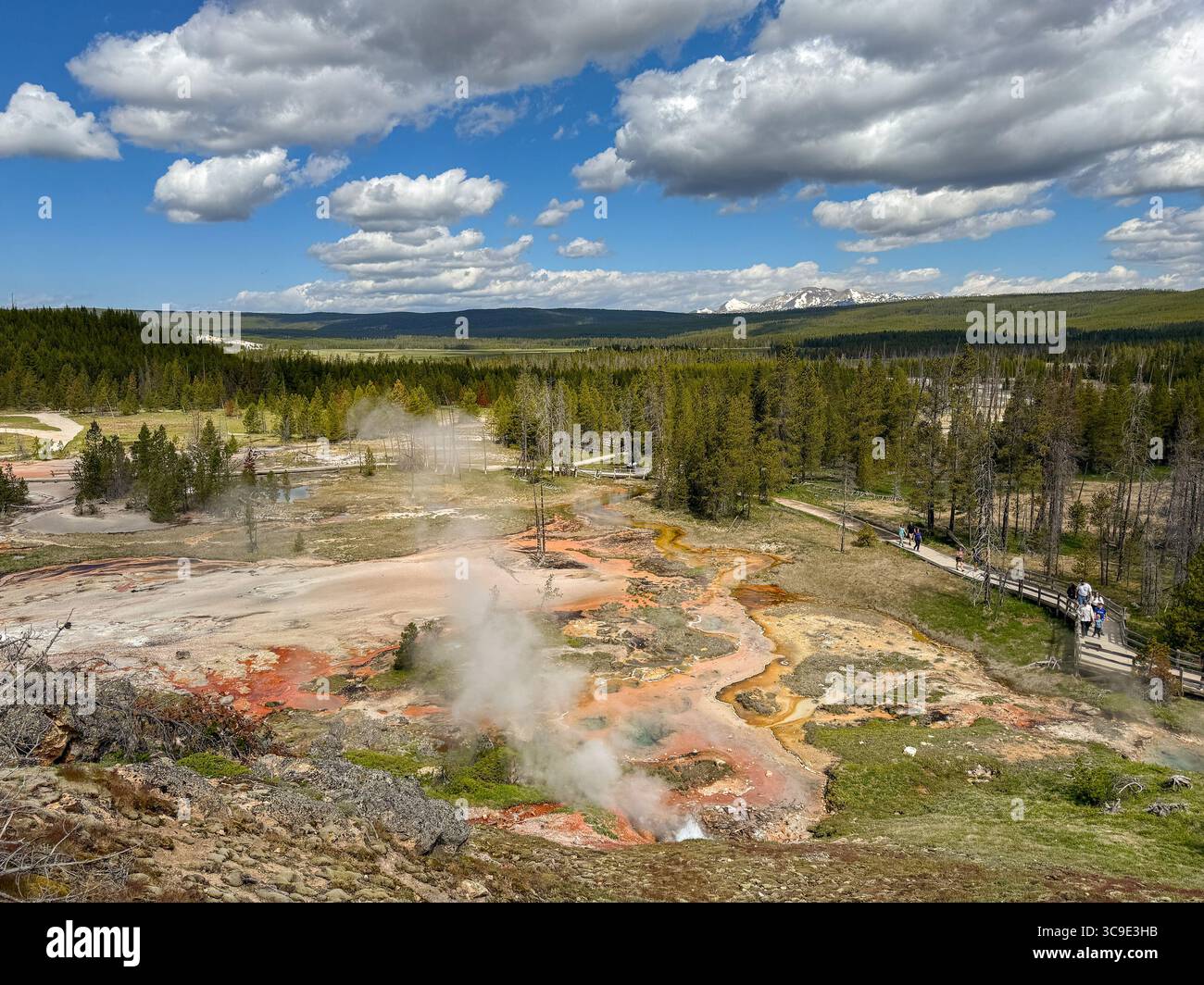 Yellowstone, Wyoming, États-Unis - 30 mai 2025 : vue panoramique sur les sources thermales Artists Paintpots dans le parc national de Yellowstone. - Image de stock capturée avec un smartphone