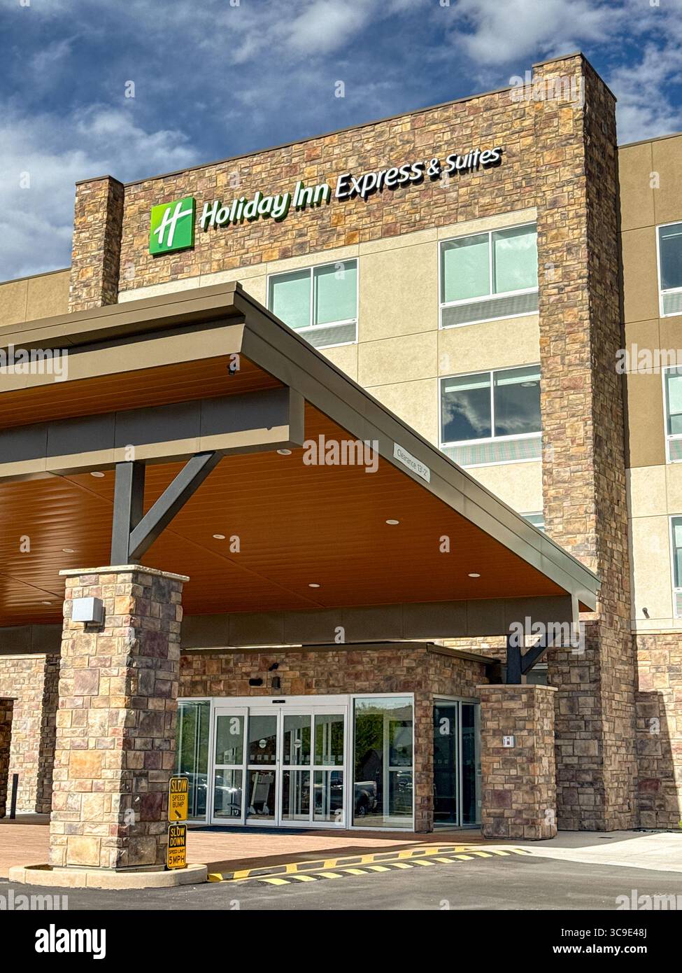 Canon City, Colorado, États-Unis - 21 mai 2025 : vue extérieure avant de l'hôtel Holiday Inn Express à Canon City, près de Denver - Image de stock capturée avec un smartphone
