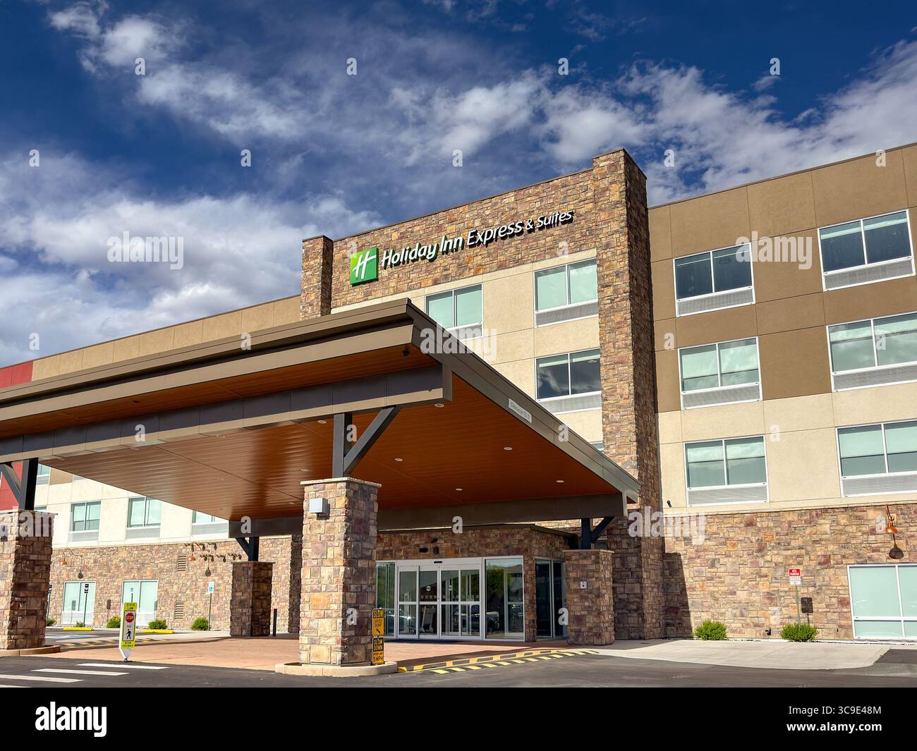 Canon City, Colorado, États-Unis - 21 mai 2025 : vue extérieure avant de l'hôtel Holiday Inn Express à Canon City, près de Denver - Image de stock capturée avec un smartphone