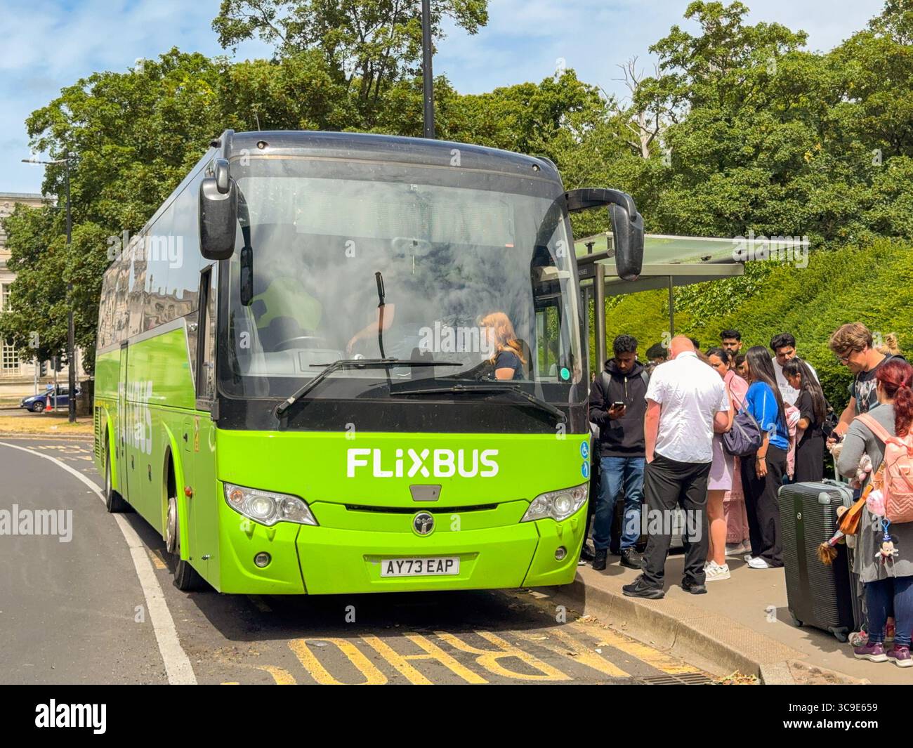 Cardiff, pays de galles, Royaume-Uni - 16 juillet 2025 : passagers à bord d'un autocar express exploité par l'opérateur de bus économique FlixBus dans le centre-ville de Cardiff. Banque D'Images