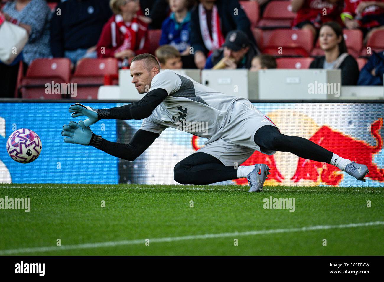 The City Ground, Nottingham, Royaume-Uni. 5 août 2025. Avant-saison Football Friendly, Nottingham Forest contre Fiorentina ; Matz sels de Nottingham Forest pendant l'échauffement avant-match crédit : action plus Sports/Alamy Live News Banque D'Images