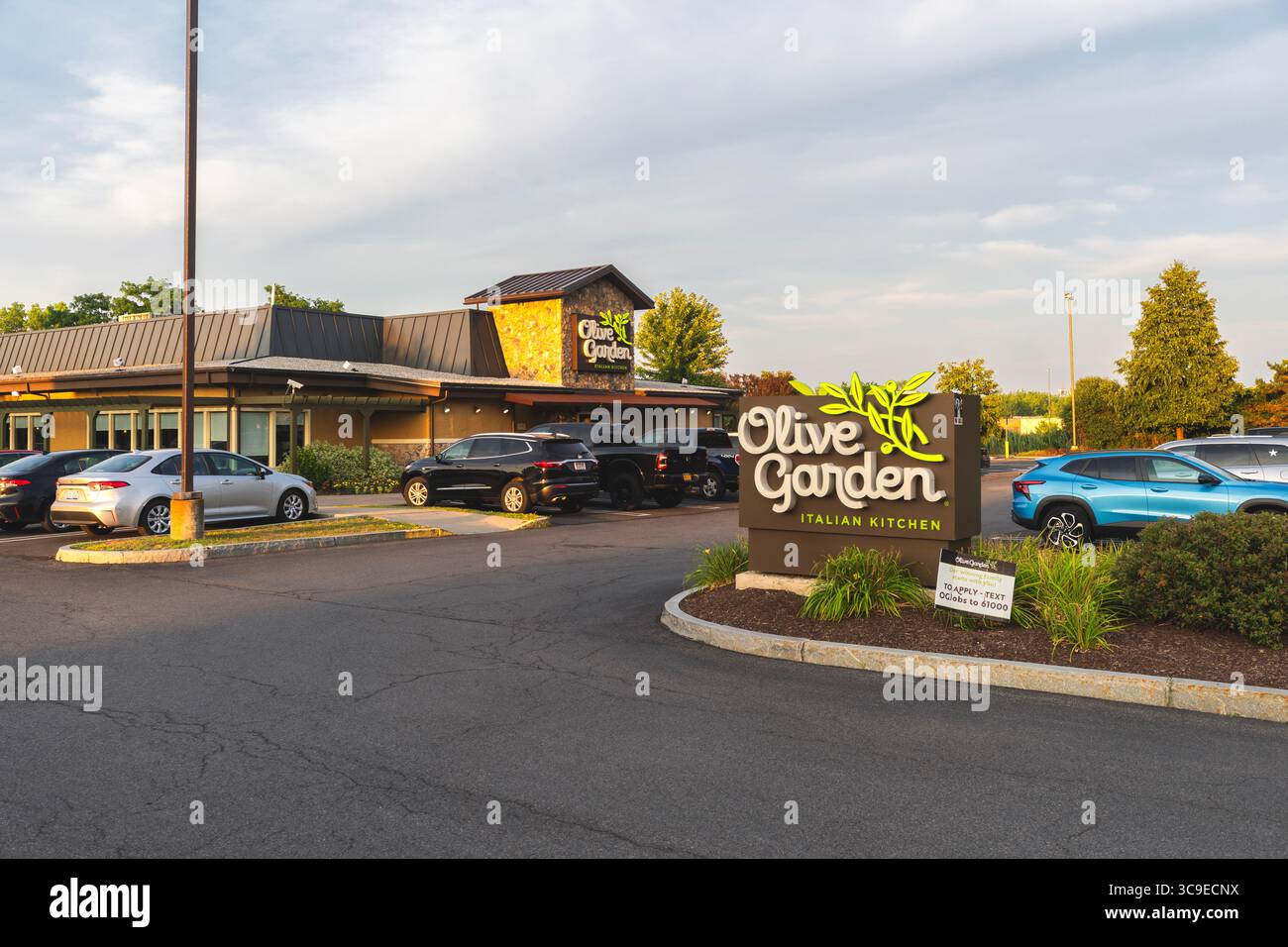 DeWitt, NY - Jul 30, 2025 : View of Olive Garden, est une grande chaîne de restaurants à thème italien et une division de restaurants Darden, qui possède plus de 1900 Banque D'Images DeWitt, NY - Jul 30, 2025 : View of Olive Garden, est une grande chaîne de restaurants à thème italien et une division de restaurants Darden, qui possède plus de 1900 Banque D'Images