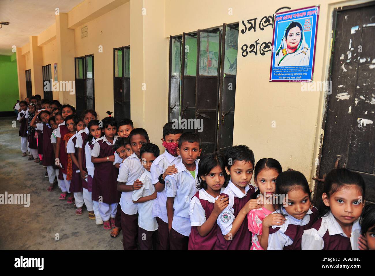 10 novembre 2022 : 10 novembre 2022 Sylhet-Bangladesh : les étudiants font la queue pour recevoir la 2e dose de vaccin COVID-19 à l’école primaire Gasitula Govt de Sylhet, Bangladesh (image de crédit : © MD Rafayat Haque Khan/ZUMA Press Wire) Banque D'Images