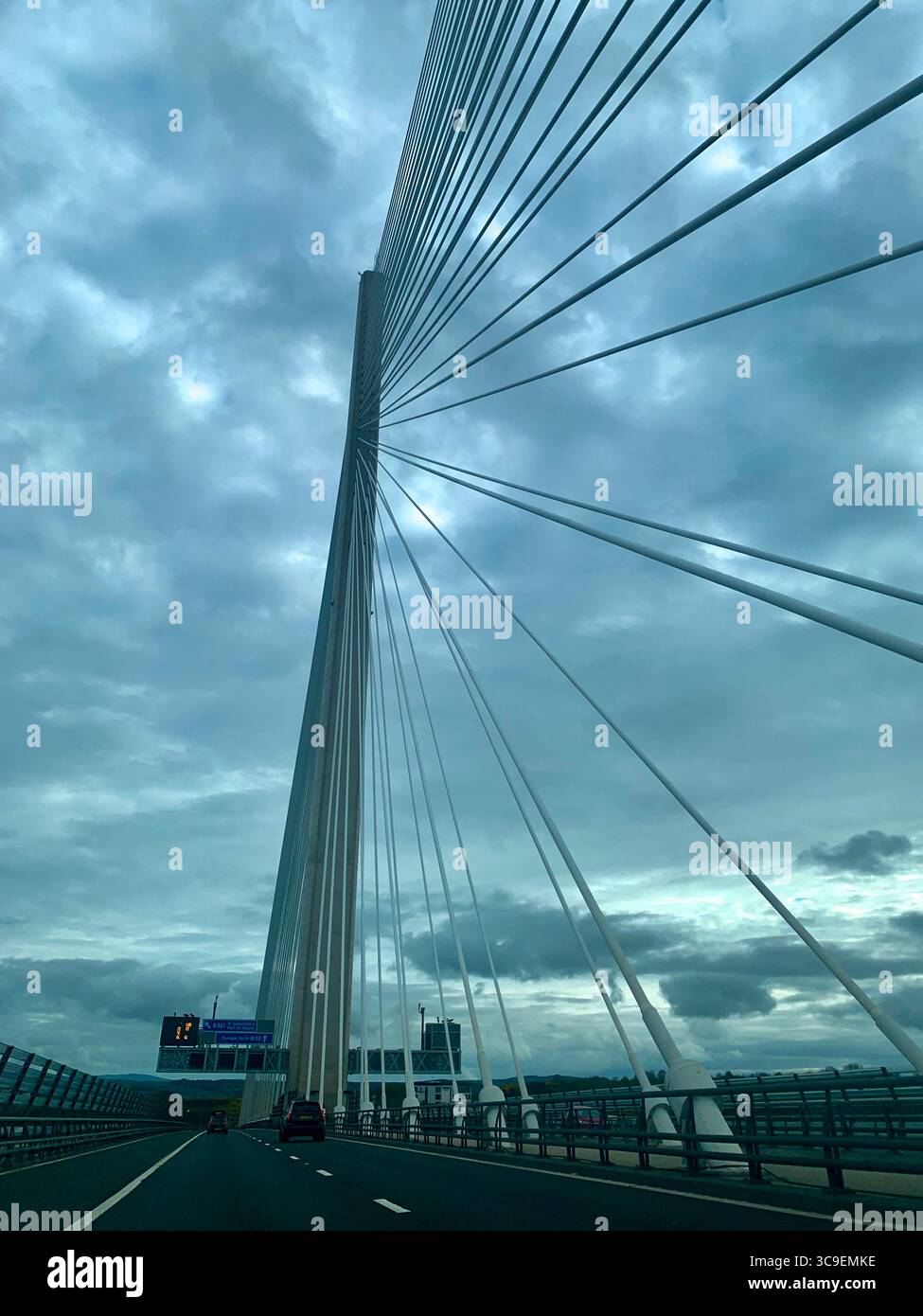 Une vue sur le Queens Ferry Crossing, son imposante structure en acier qui s'étend dans le ciel écossais - une perspective époustouflante sur cette merveille d'ingénierie. Banque D'Images