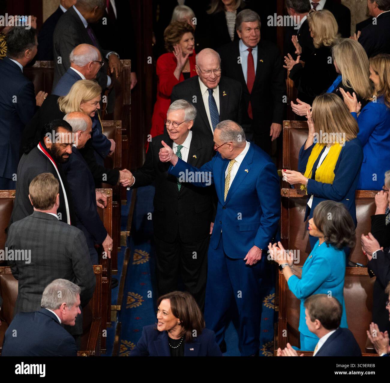 21 décembre 2022, Washington, District de Columbia, États-Unis : de bas en haut : États-Unis. Vice-président Kamala Harris, chef de la minorité sénatoriale américaine Mitch McConnell (républicain du Kentucky), chef de la majorité sénatoriale américaine Chuck Schumer (démocrate de New York), sénateur américain Patrick Leahy (démocrate du Vermont), président pro tempore du Sénat américain, sénateur américain Debbie Stabenow (démocrate du Michigan), et le sénateur américain Roy Blunt (républicain du Missouri), entrent dans la Chambre des députés pour assister au discours du président Volodymyr Zelenskyy de l'Ukraine à une session conjointe du Congrès américain dans la Chambre des députés des États-Unis de l'US Cap Banque D'Images
