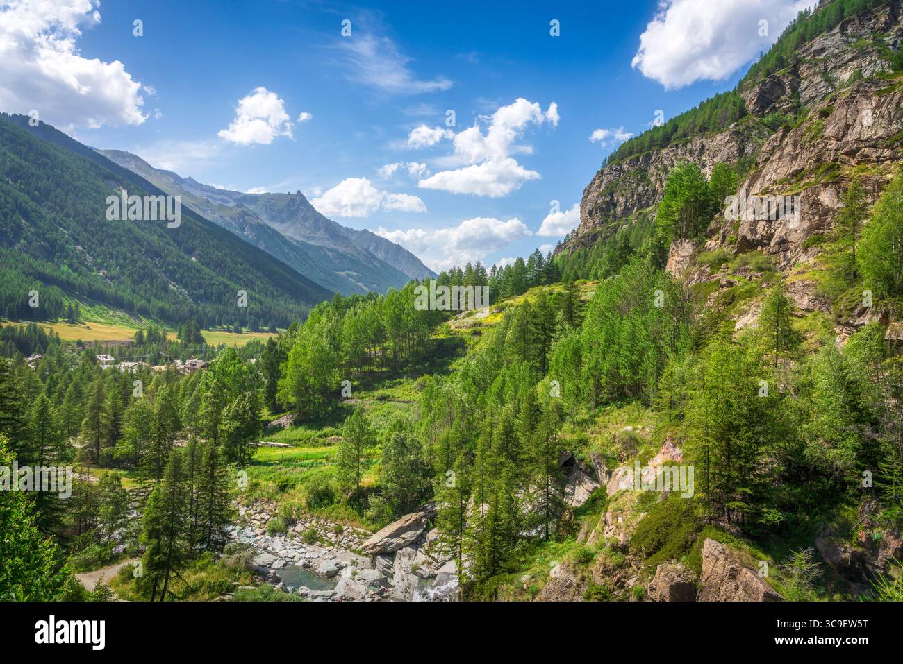 Vue sur la vallée de Cogne depuis les cascades de Lillaz en été. Région de la vallée d'Aoste, Italie Banque D'Images