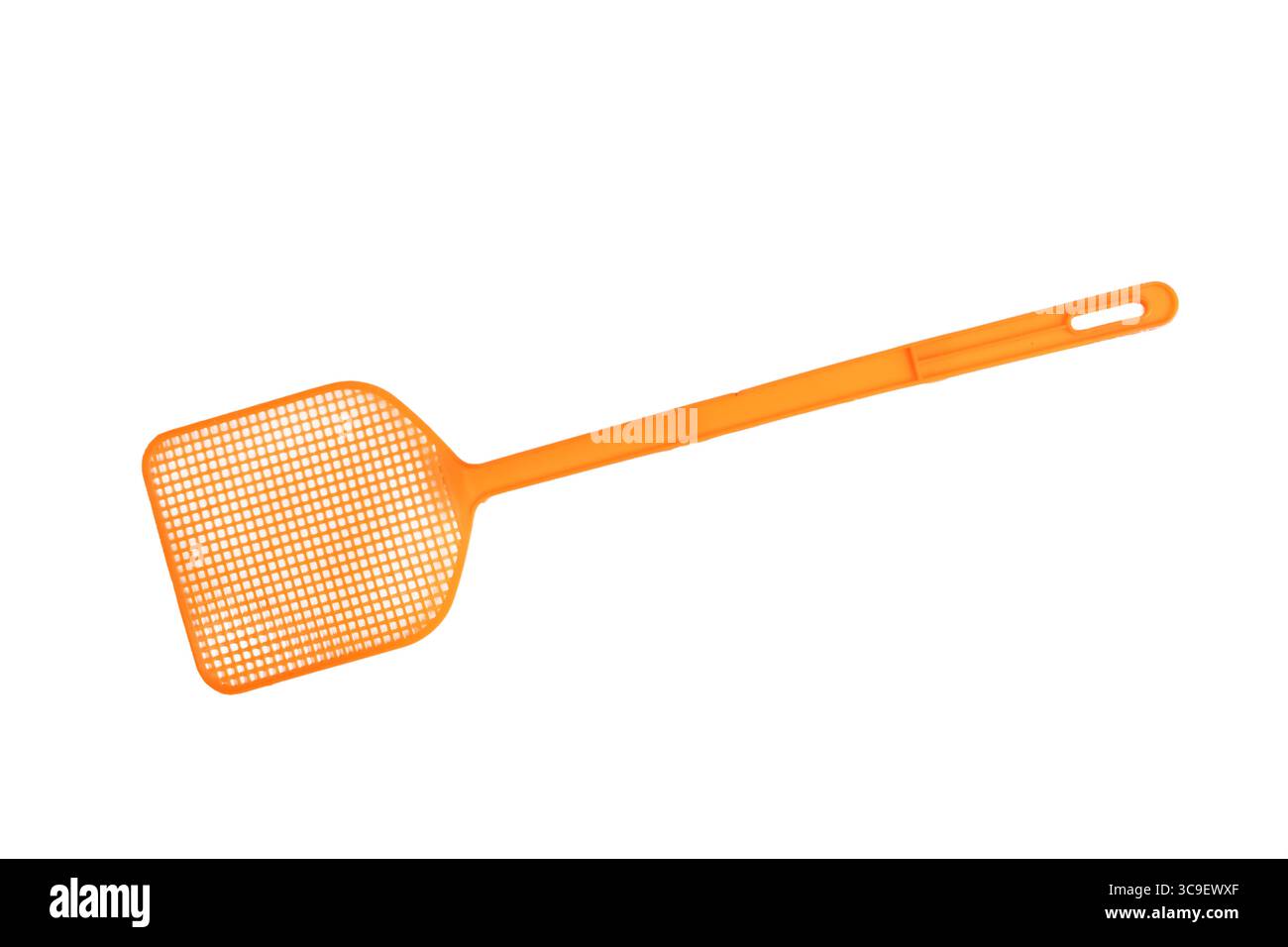 Swatter de mouche en plastique orange isolé sur fond blanc Banque D'Images