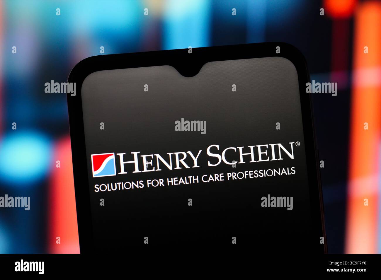 Dans cette illustration photo, le logo Henry Schein est affiché sur l'écran d'un smartphone. Banque D'Images