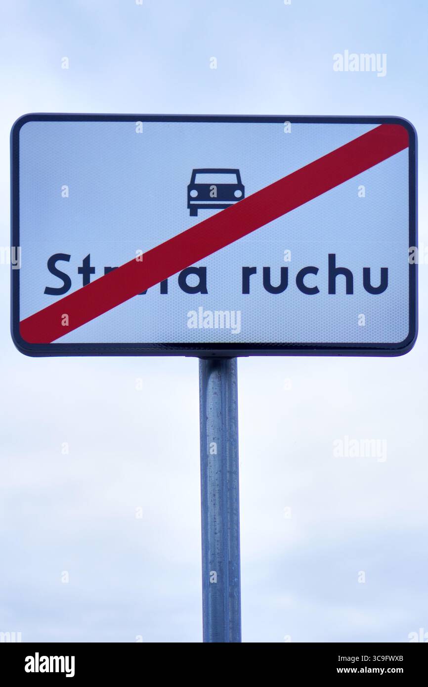 Gros plan du panneau de signalisation blanc “Strefa ruchu” avec une diagonale rouge, marquant la zone réglementée End. Banque D'Images