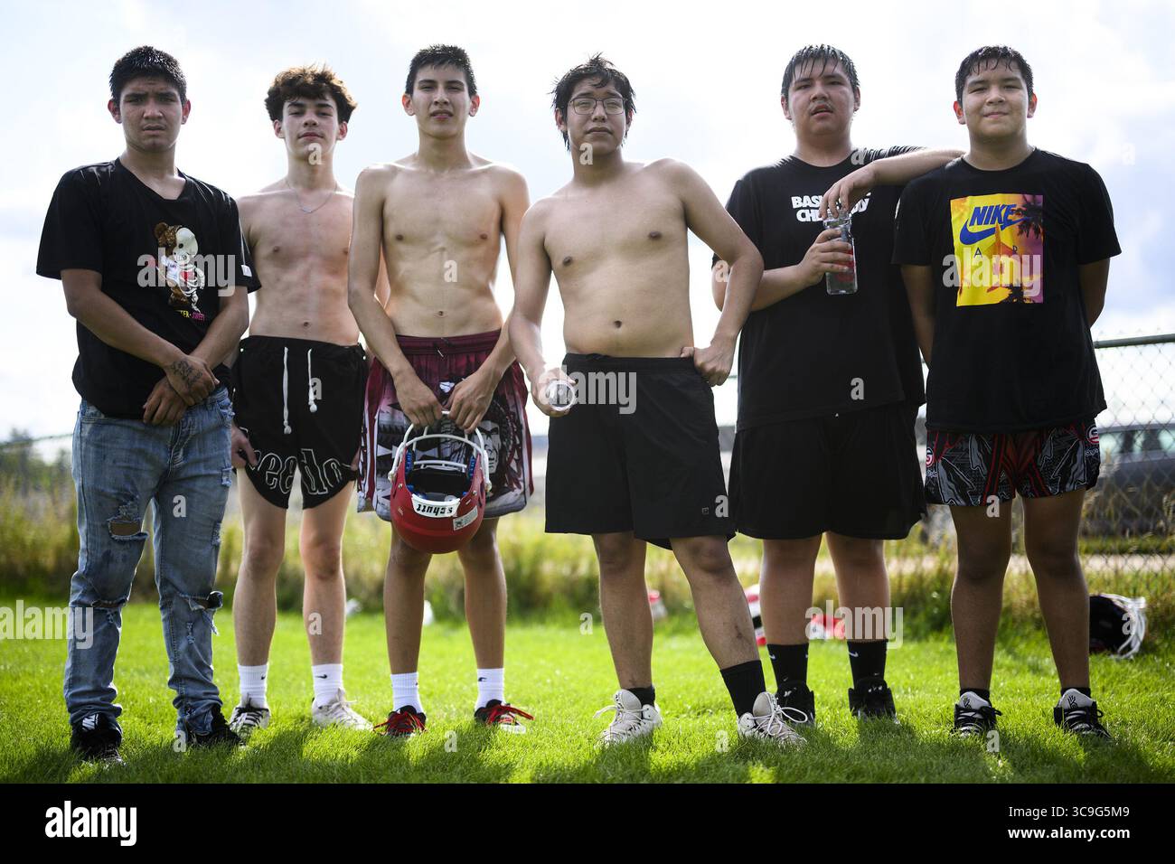 17 août 2022, Red Lake, Minnesota : de gauche à droite, Red Lake studentsÃ‚Â Douglas Feather, Ty Beaulieu, Gerald Kingbird Jr., Makoons Wakonabo, Ayden Lussier et Andrew RoyÃ‚Â s’alignent pour un portrait le mercredi 17 août 2022, durant la première semaine d’entraînement de football à Red Lake, Minnesota. (Crédit image : © Aaron Lavinsky/Minneapolis Star Tribune via ZUMA Press Wire) Banque D'Images