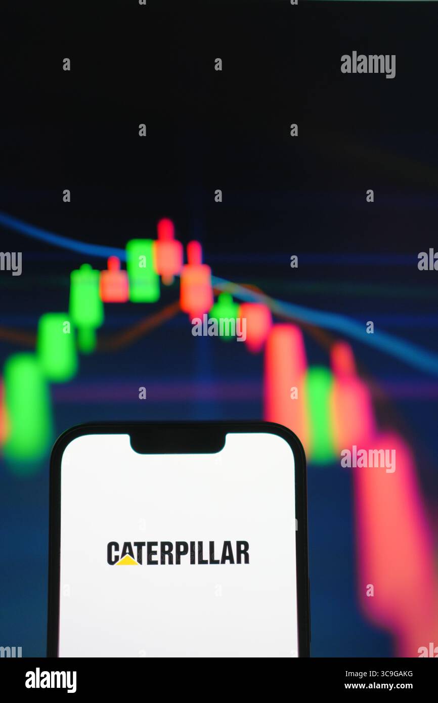 Roosendaal, pays-Bas - 05 août 2025 : un téléphone portable affichant le logo de la société Caterpillar, avec un graphique boursier en arrière-plan. Vertic Banque D'Images
