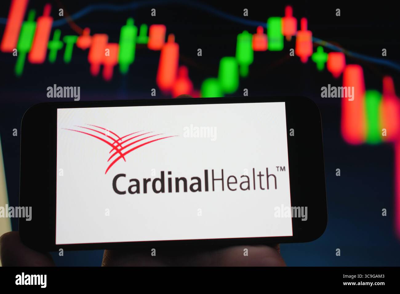 Roosendaal, pays-Bas - 05 août 2025 : un téléphone portable affichant le logo de l'entreprise Cardinal Health, avec un graphique boursier en arrière-plan. Banque D'Images