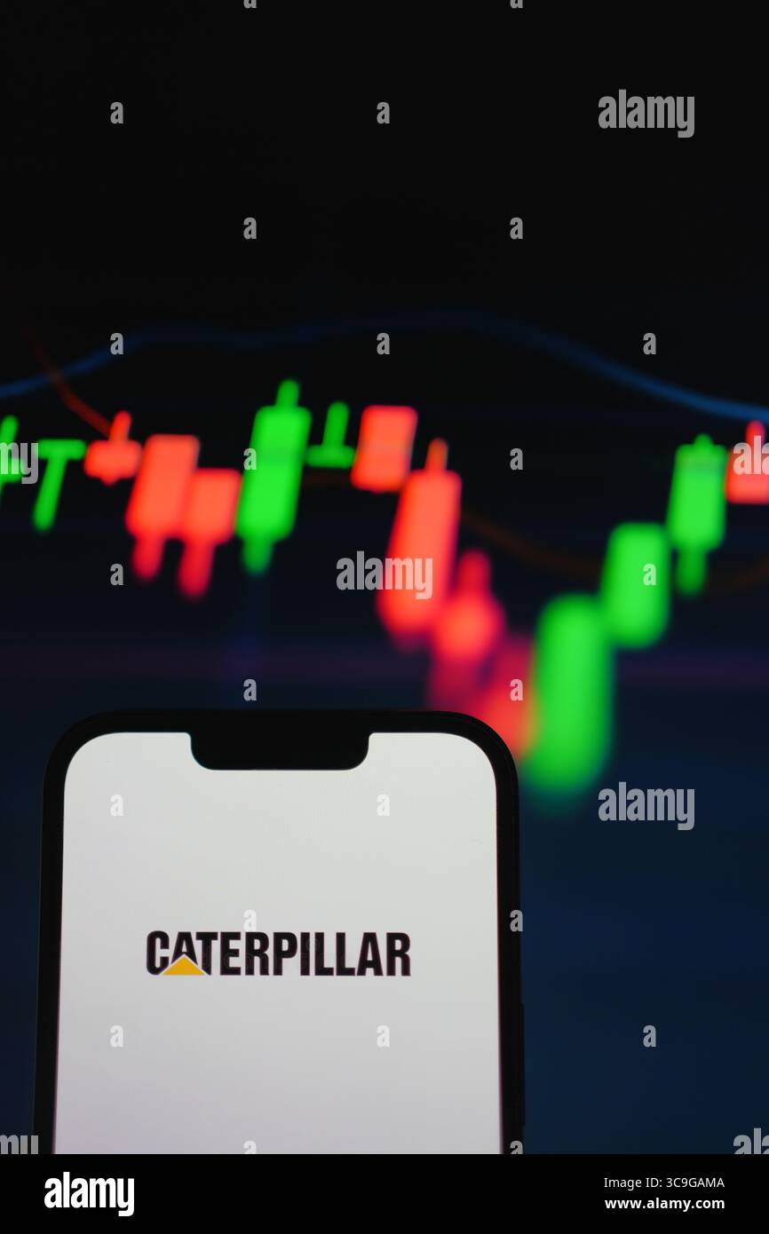 Roosendaal, pays-Bas - 05 août 2025 : un téléphone portable affichant le logo de la société Caterpillar, avec un graphique boursier en arrière-plan. Vertic Banque D'Images