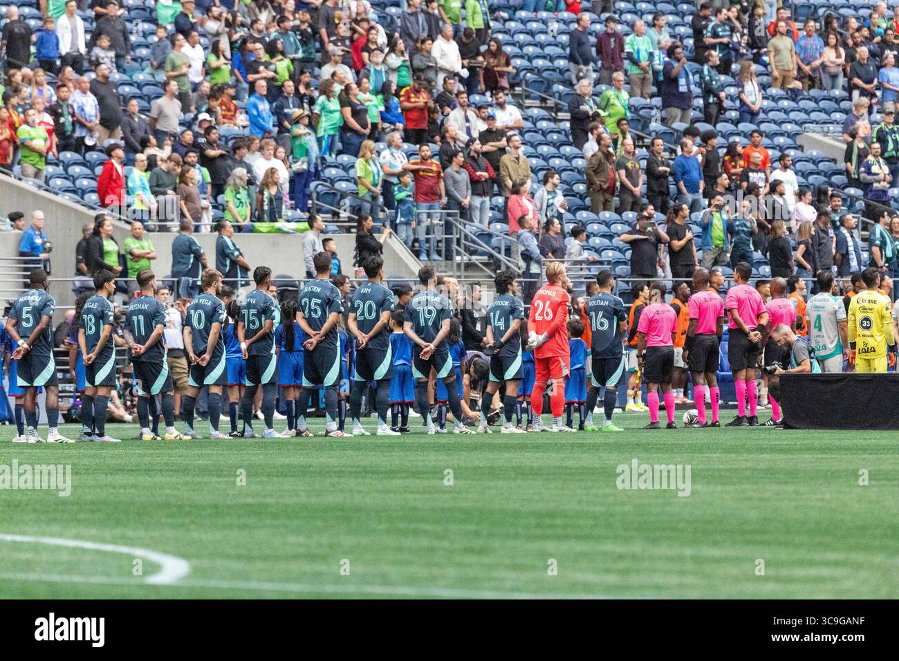 Seattle, Seattle, États-Unis. 3 août 2025. Les Seattle Sounders représentent le chant des hymnes nationaux au début du match, Seattle Sounders vs Santos Laguna, lors de la Coupe des ligues 2025, au Lumen Field, à Seattle, Washington. (Crédit image : © Melissa Levin/ZUMA Press Wire) USAGE ÉDITORIAL SEULEMENT ! Non destiné à UN USAGE commercial ! Banque D'Images