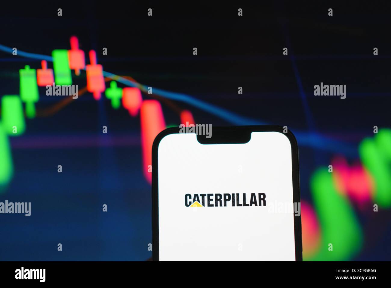 Roosendaal, pays-Bas - 05 août 2025 : un téléphone portable affichant le logo de la société Caterpillar, avec un graphique boursier en arrière-plan. Banque D'Images