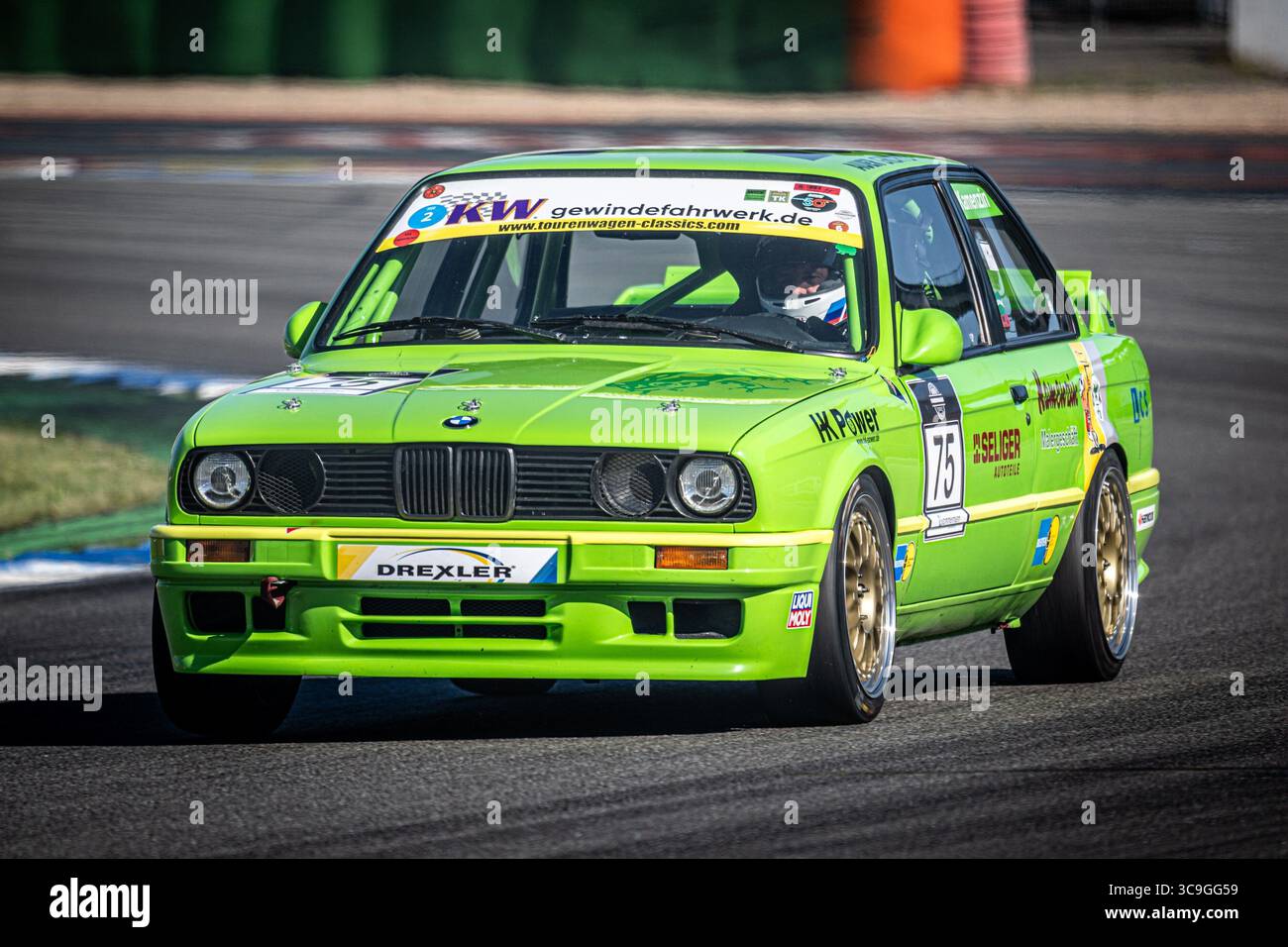 Hockenheim, Allemagne. 10 mai 2025. GR?ner BMW mit Startnummer 75 auf der Rennstrecke ADAC Hockenheim historique ? DAS Jim Clark Revival 2025 crédit : dpa/Alamy Live News Banque D'Images