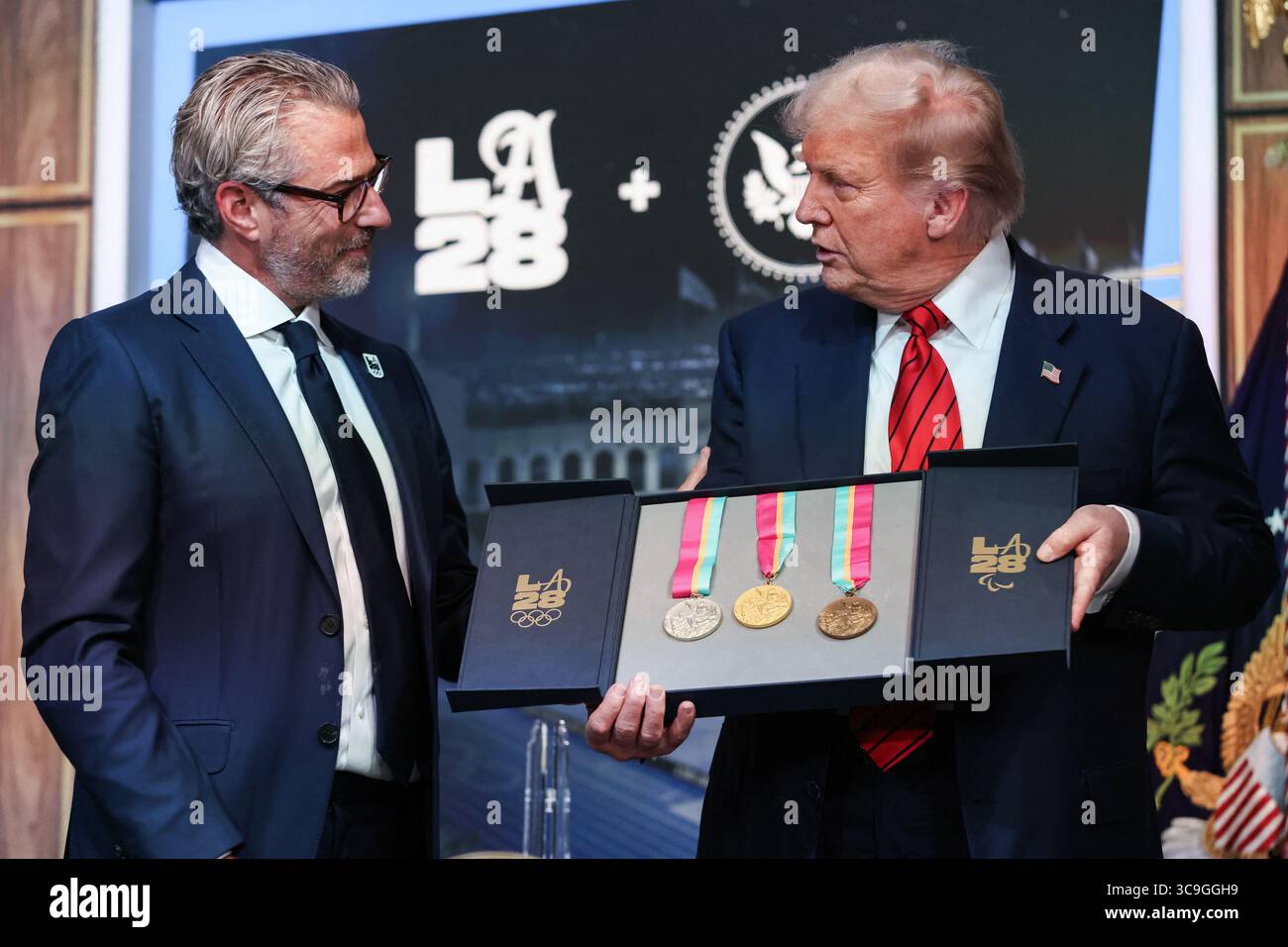 Casey Wasserman, président et président de LA28, et le président américain Donald Trump tiennent une exposition avec des médailles olympiques d'or, d'argent et de bronze avant de signer un décret établissant un groupe de travail pour superviser les Jeux Olympiques de Los Angeles 2028 dans l'Auditorium South court à la Maison Blanche le 5 août 2025 à Washington, DC le groupe de travail aidera à la coordination entre les officiels de la ville de Los Angeles, LA28, et le gouvernement fédéral alors qu'ils se préparent pour les Jeux olympiques de 2028. (Photo Samuel Corum/Pool/ABACAPRESS.COM) Banque D'Images