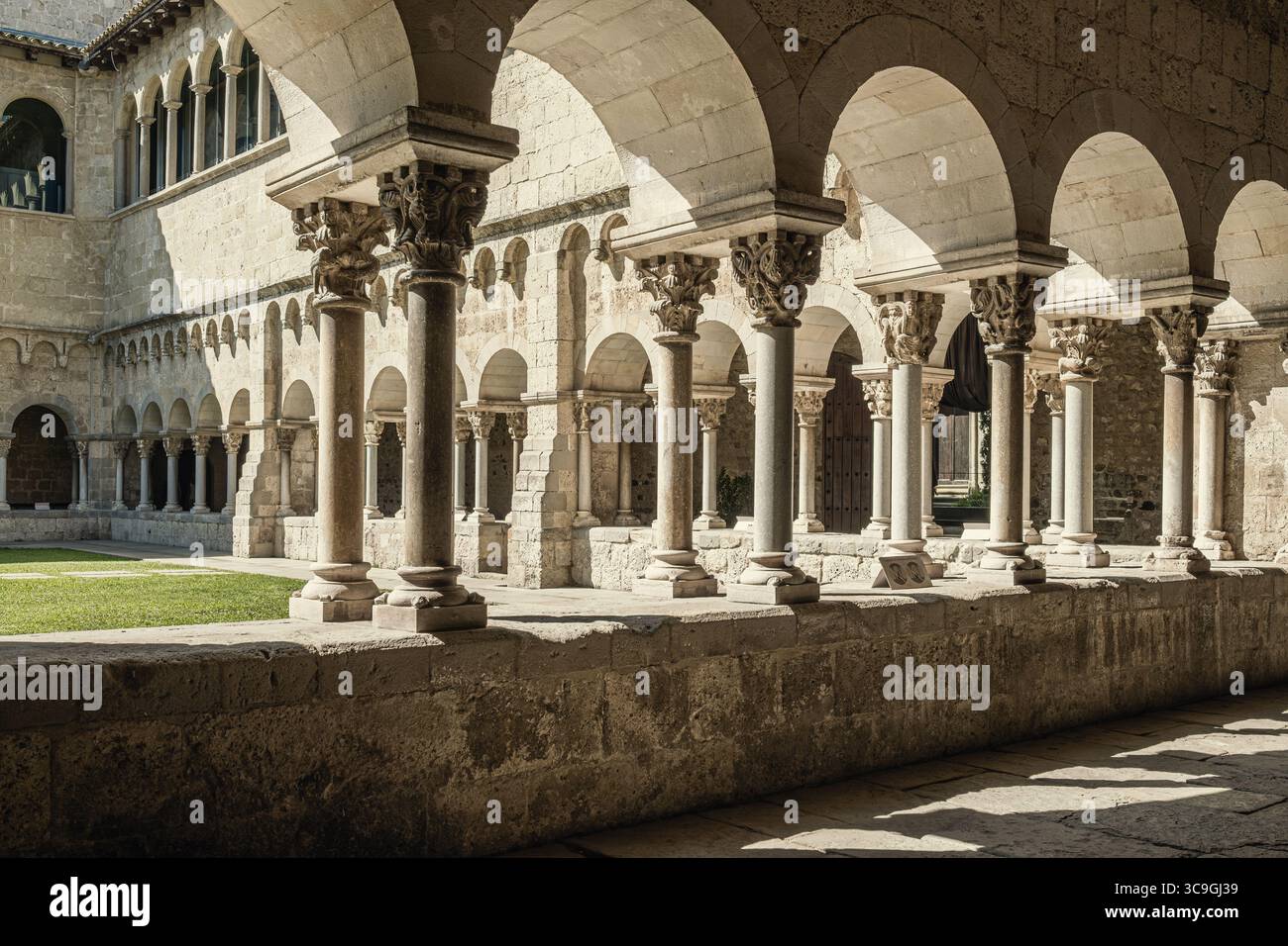 Des colonnes et des arches décorées créent une atmosphère harmonieuse dans le cloître du monastère de Sant Cugat, un exemple clair de l'art roman catalan Banque D'Images