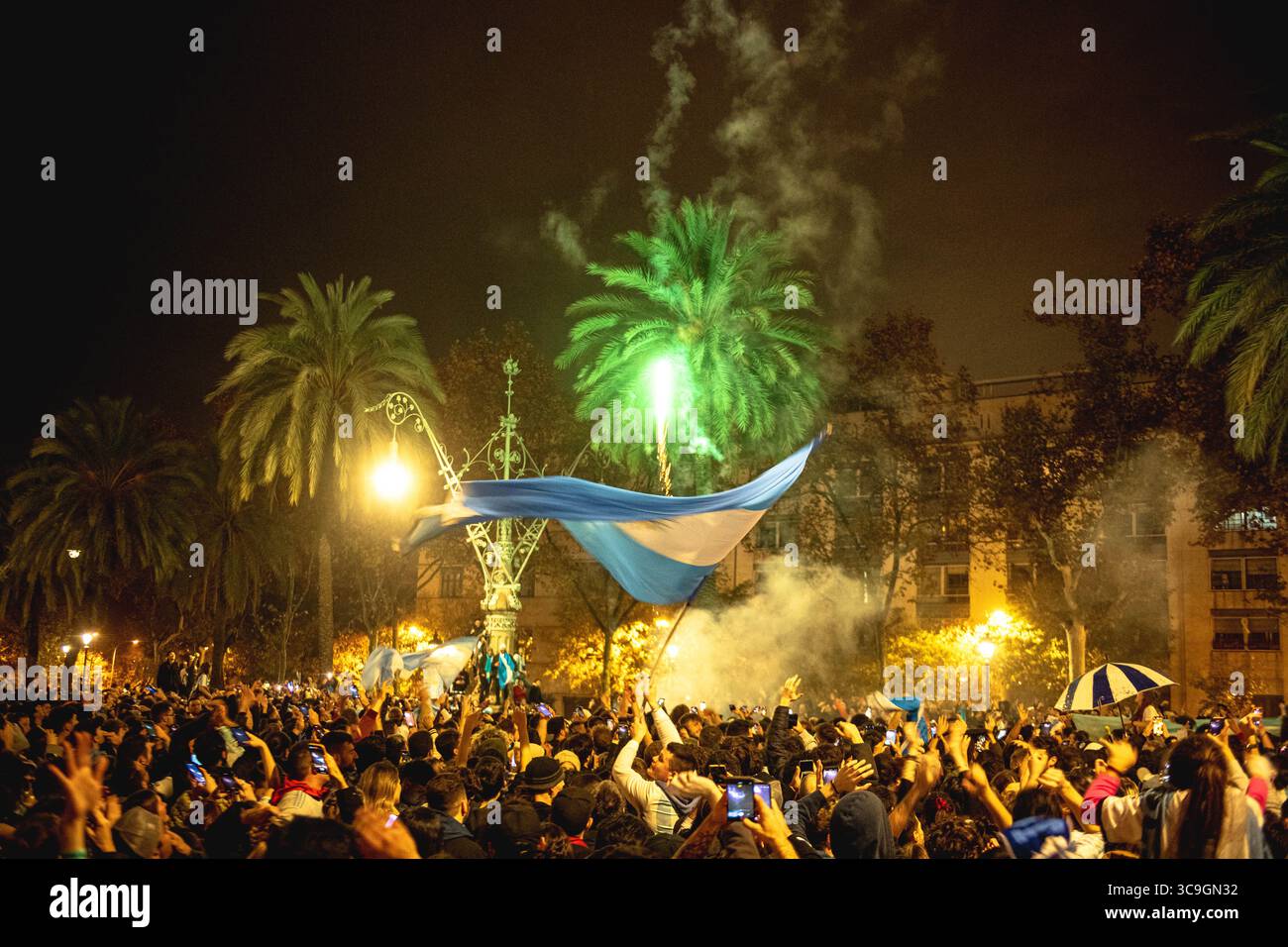 13 décembre 2022, Barcelone, Catalogne, Espagne : les fans de football argentins célèbrent leur équipe après la demi-finale de la Coupe du monde de la FIFA 2022 againstCroatie. L'Argentine remporte le premier billet final avec une victoire claire de 3 :0. (Crédit image : © Matthias Oesterle/ZUMA Press Wire) Banque D'Images