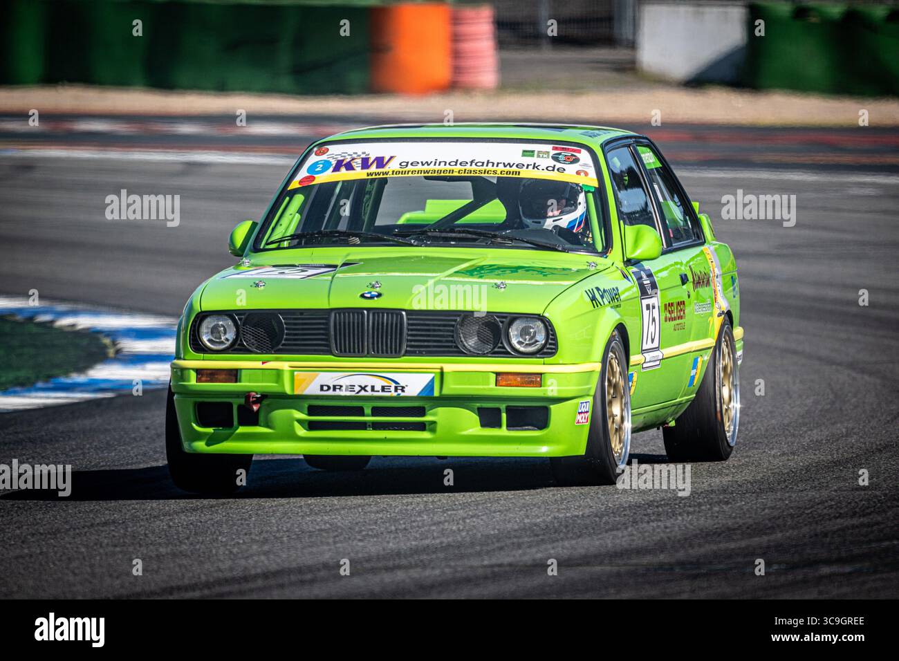 Hockenheim, Allemagne. 10 mai 2025. GR?ner BMW mit Startnummer 75 auf der Rennstrecke am Hockenheimring ADAC Hockenheim historique ? DAS Jim Clark Revival 2025 crédit : dpa/Alamy Live News Banque D'Images