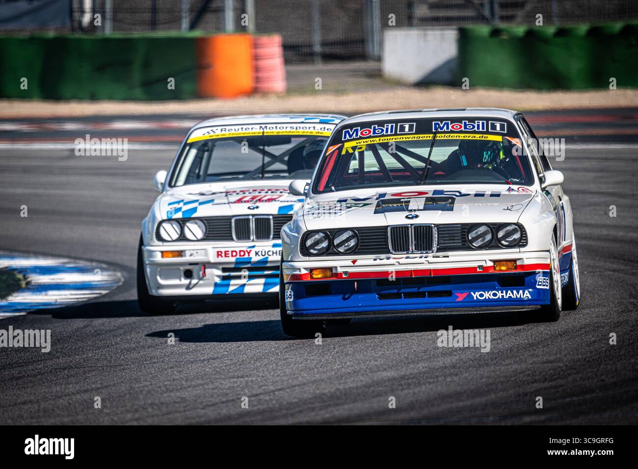 Hockenheim, Allemagne. 10 mai 2025. Zwei historische BMW Rennfahrzeuge auf der Rennstrecke à Hockenheim ADAC Hockenheim historique ? DAS Jim Clark Revival 2025 crédit : dpa/Alamy Live News Banque D'Images
