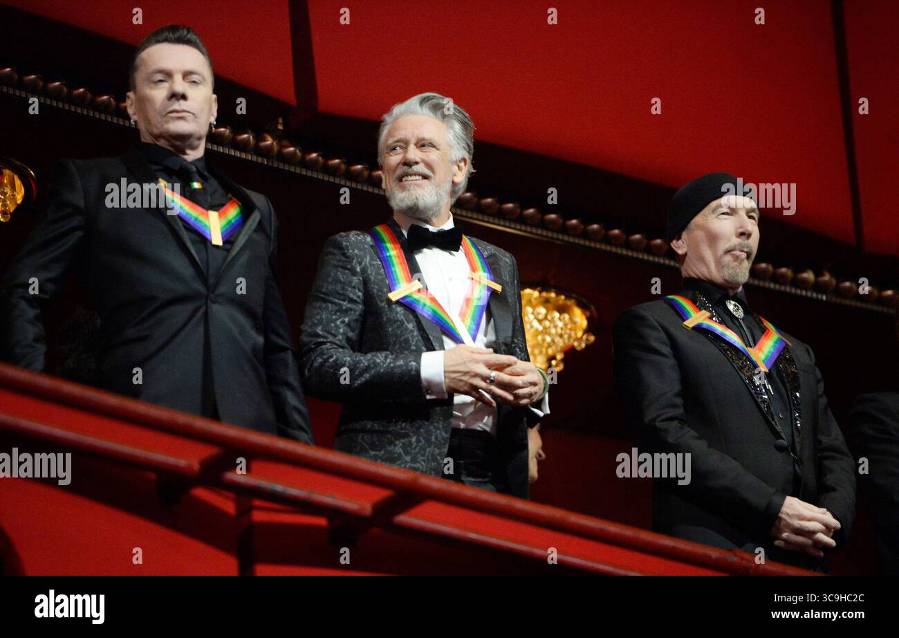 4 décembre 2022, Washington, District of Columbia, États-Unis : les membres du groupe Larry Mullen Jr. (l) Adam Clayton (C) et The Edge assistent à la 45e cérémonie des Kennedy Center Honors à Washington, DC le dimanche 4 décembre 2022. Les lauréats sont George Clooney, chanteur Gladys Knight, auteur-compositeur-interprète Amy Grant, Knight, compositeur Tania Leon, et le groupe de rock irlandais U2, composé des membres Bono, The Edge, Adam Clayton et Larry Mullen Jr (crédit image : © Bonnie Cash - Pool via CNP/CNP via ZUMA Press Wire) Banque D'Images