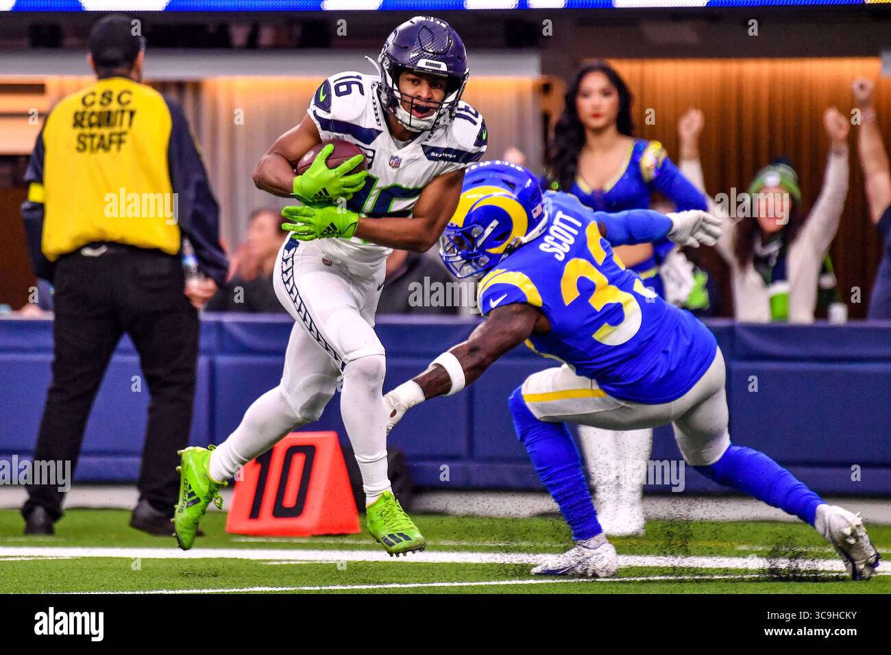 4 décembre 2022 Inglewood, Californie, États-Unis : le récepteur Wide des Seattle Seahawks TYLER LOCKETT #16 attrape la passe et court pour le touchdown devant la sécurité des Los Angeles Rams Nick Scott #33 en action dans le premier quart-temps lors du match de football de la NFL contre les Seattle Seahawks. Les Seahawks gagnent 27-23. (Crédit image : © Louis Lopez/CSM via ZUMA Press Wire) Banque D'Images