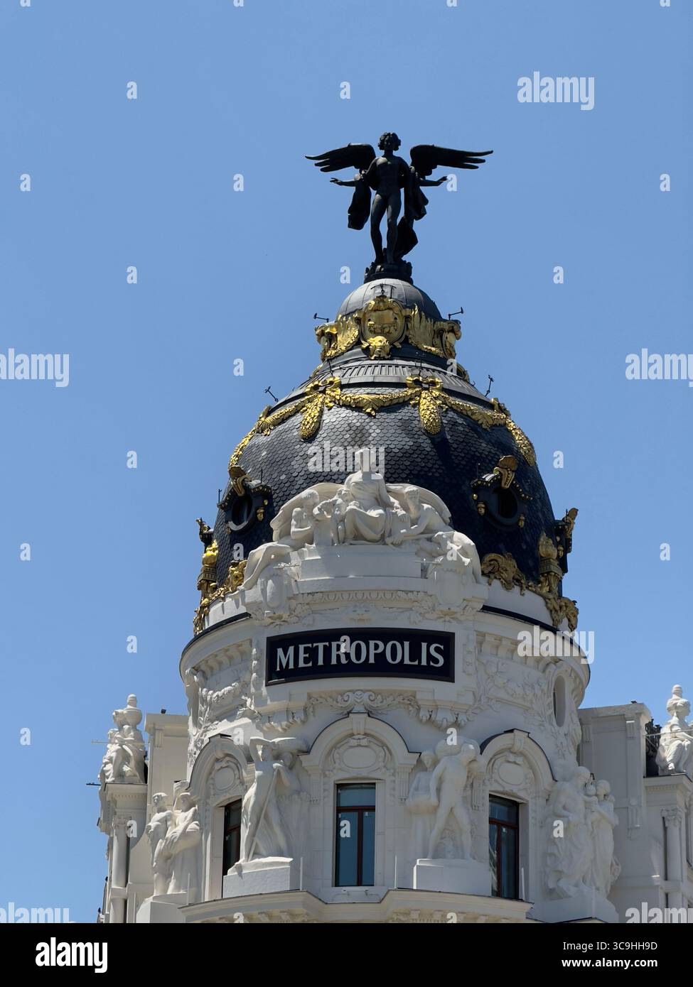 Le bâtiment Metrópolis à Madrid est l'une des principales icônes de la Gran Vía. - Image de stock capturée avec un smartphone