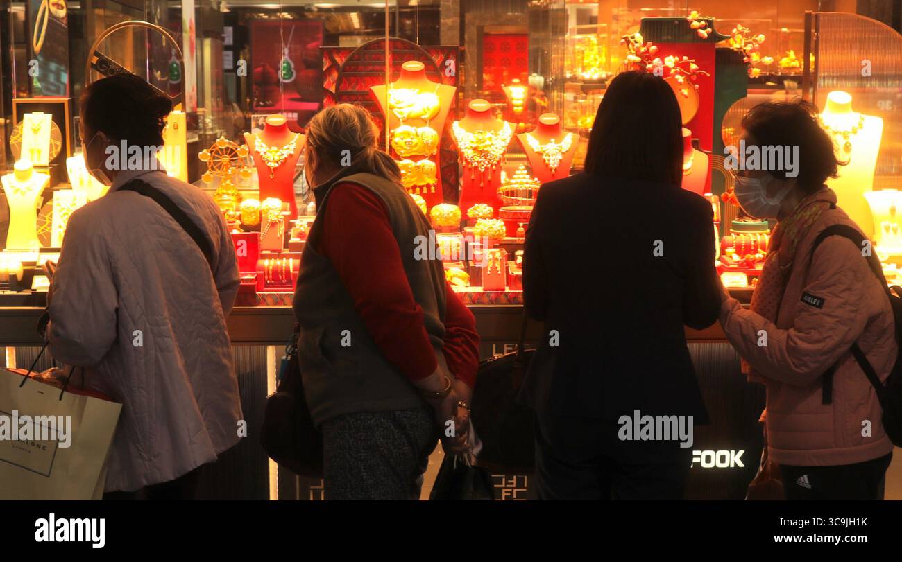 11 février 2023, Hong Kong, CHINE : à Hong Kong, des femmes font du lèche-vitrine devant la bijouterie, regardant les ornements en or. Les Hong Kongais sont une fois de plus poussés à faire du shopping après que presque toutes les restrictions COVID-19 ont été levées à la fin de l'année dernière.Feb-11,2023Hong Kong.ZUMA/Liau Chung-Ren (crédit image : © Liau Chung-Ren/ZUMA Press Wire) Banque D'Images