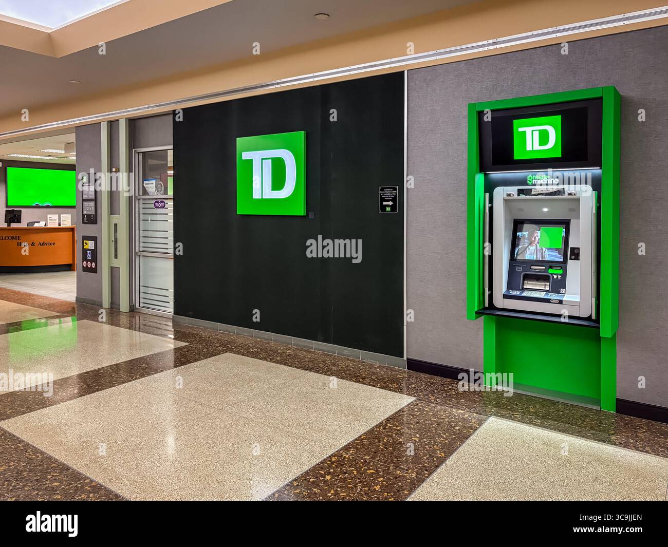 La Banque TD, avec son logo vert distinctif, dispose d'une entrée de succursale moderne ainsi que d'un guichet automatique vert dédié aux services bancaires à la clientèle. Banque D'Images