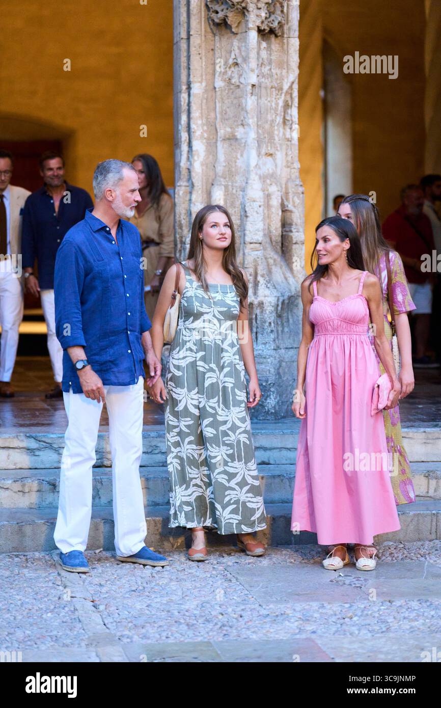 Palma. Espagne. 20250806, le roi Felipe VI d'Espagne, la reine Letizia d'Espagne, la princesse héritière Leonor, la princesse Sofia assiste à l'exposition de Joan Miro 'paysage-Miro' à la Lonja le 6 août 2025 à Palma, Espagne crédit : MPG/Alamy Live News Banque D'Images
