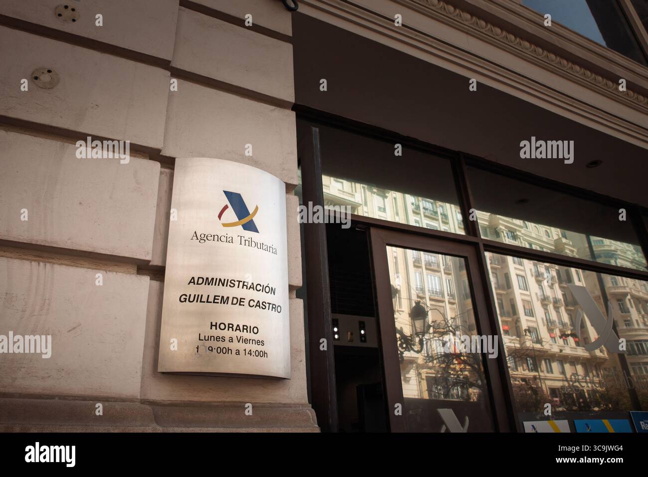 VALENCE, ESPAGNE - 15 AVRIL 2025:signature du bureau d'Agencia Tributaria à Valence. Le logo de l'AEAT apparaît sur un panneau métallique à côté de l'entrée vitrée, showi Banque D'Images