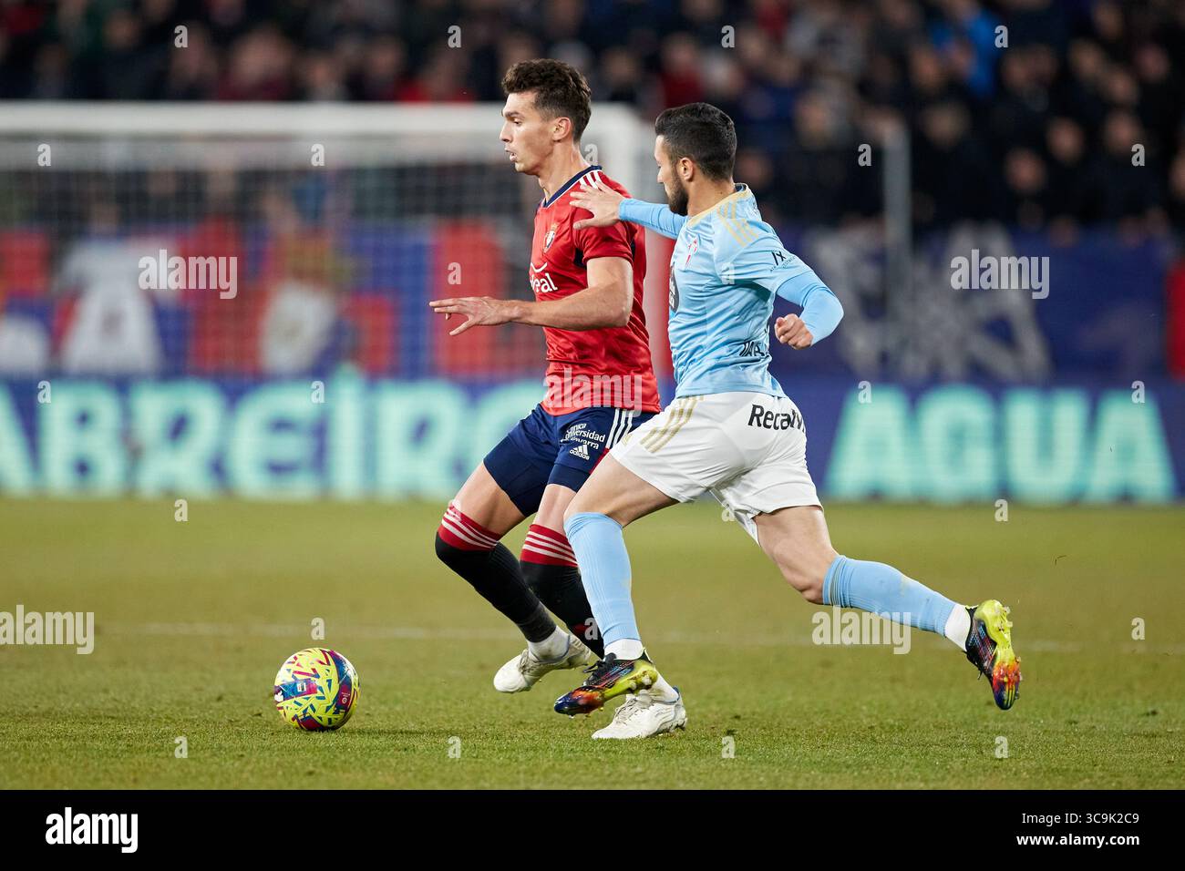 6 mars 2023, PAMPELUNE, NAVARRE, ESPAGNE : Lucas Torro de CA Osasuna concourt pour le ballon avec Oscar Rodriguez du RC Celta de Vigo lors du match LaLiga Santander entre CA Osasuna et RC Celta de Vigo à El Sadar le 6 mars 2023, à Pampelune, Espagne. (Crédit image : © Ricardo Larreina/AFP7 via ZUMA Press Wire) Banque D'Images