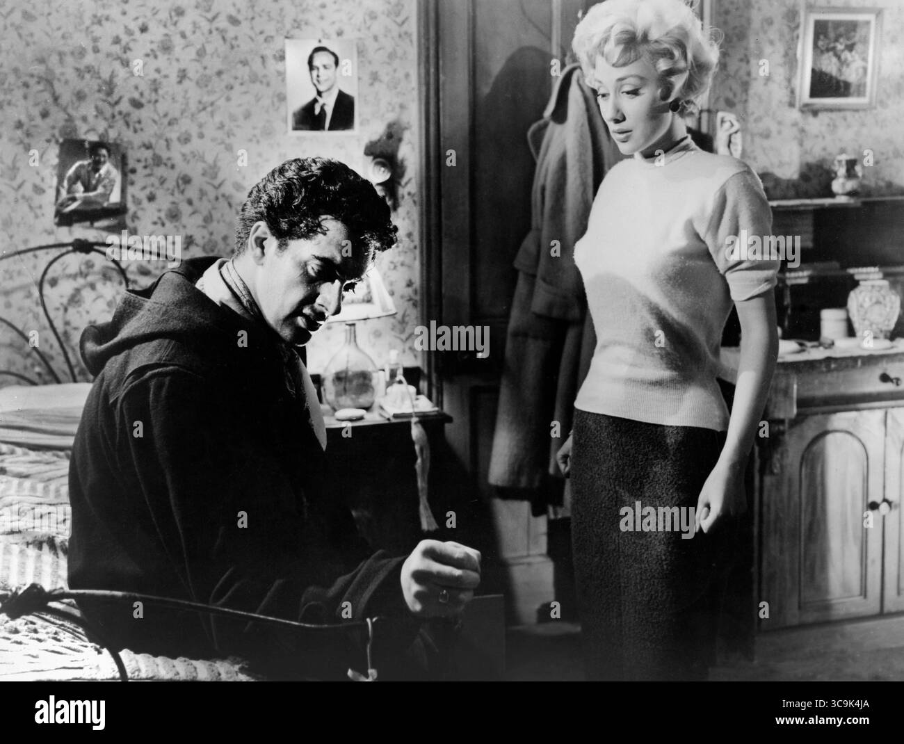 7 septembre 2021, États-Unis : Frankie Vaughan, Carole Lesley, sur le plateau du film britannique, ''Jeunesse dangereuse'', titre original : ''These Dangerous Years'', Associated British-Pathe, Warner Bros., 1957 (crédit image : © JT Vintage/Glasshouse via ZUMA Press Wire) Banque D'Images