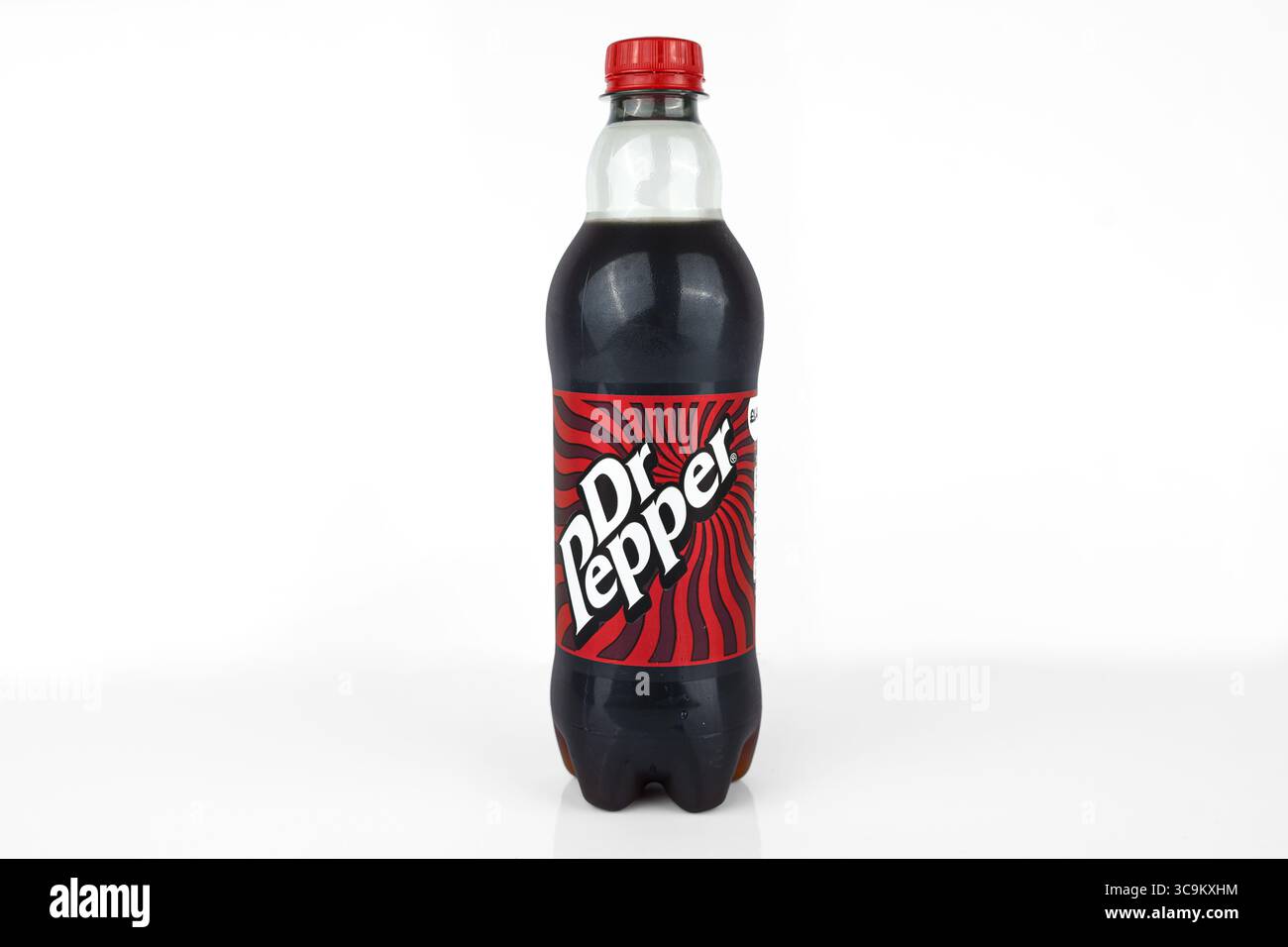 Boisson gazeuse Dr Pepper en bouteille plastique – pays de Galles, Royaume-Uni – 03 août 2025 Banque D'Images