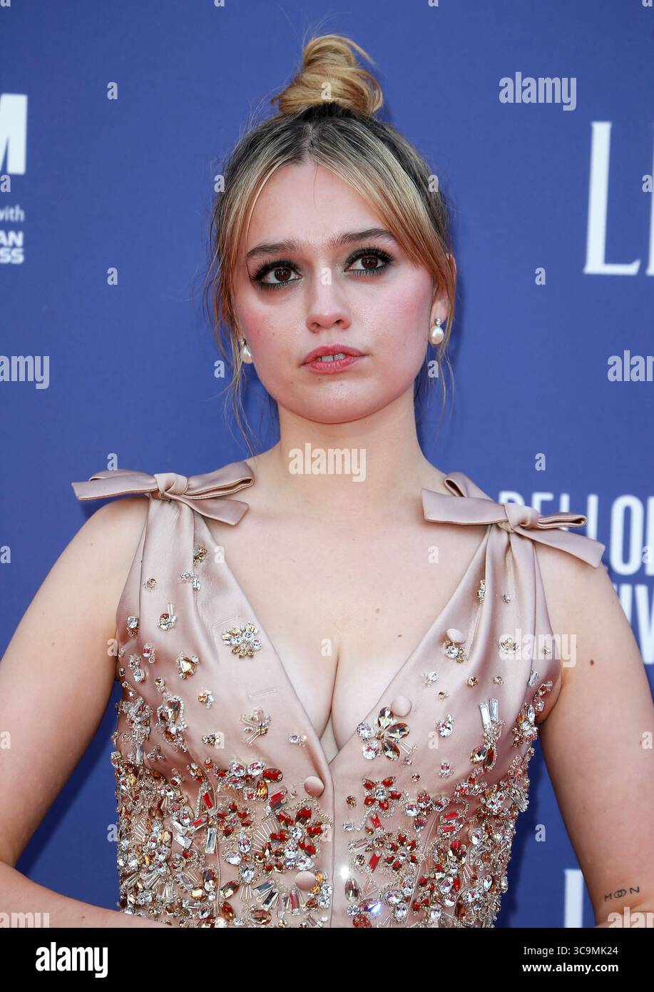 9 octobre 2022, Londres, Royaume-Uni : Aimee Lou Wood assiste à la première britannique ''Living'' lors du 66e Festival du film de Londres BFI au Southbank Centre à Londres. (Crédit image : © Fred Duval/SOPA images via ZUMA Press Wire) Banque D'Images